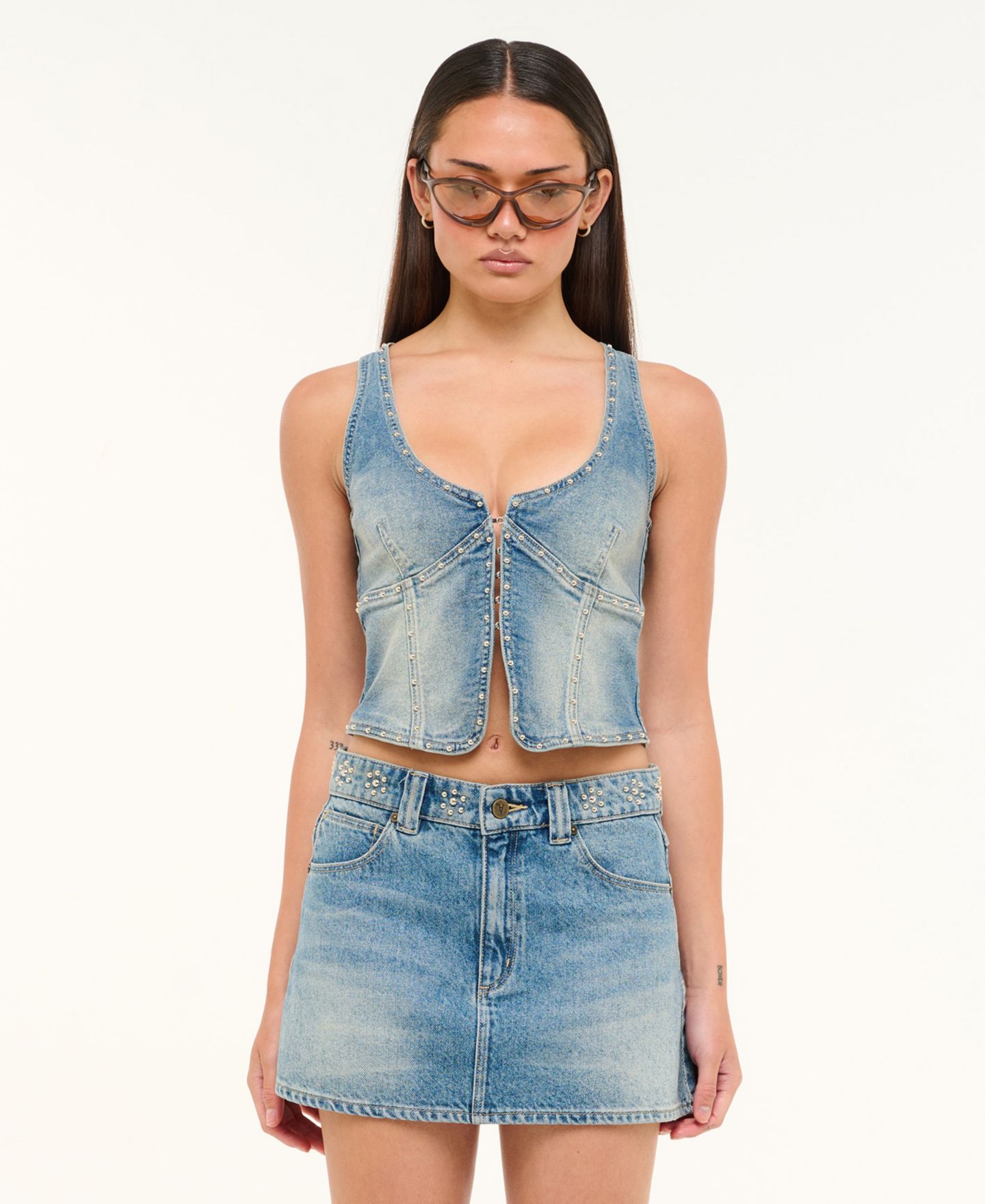 Женский жилет Abrand Juniors' Coyote Cropped Studded Scoop-Neck Denim, цвет: Celeste — фото 4