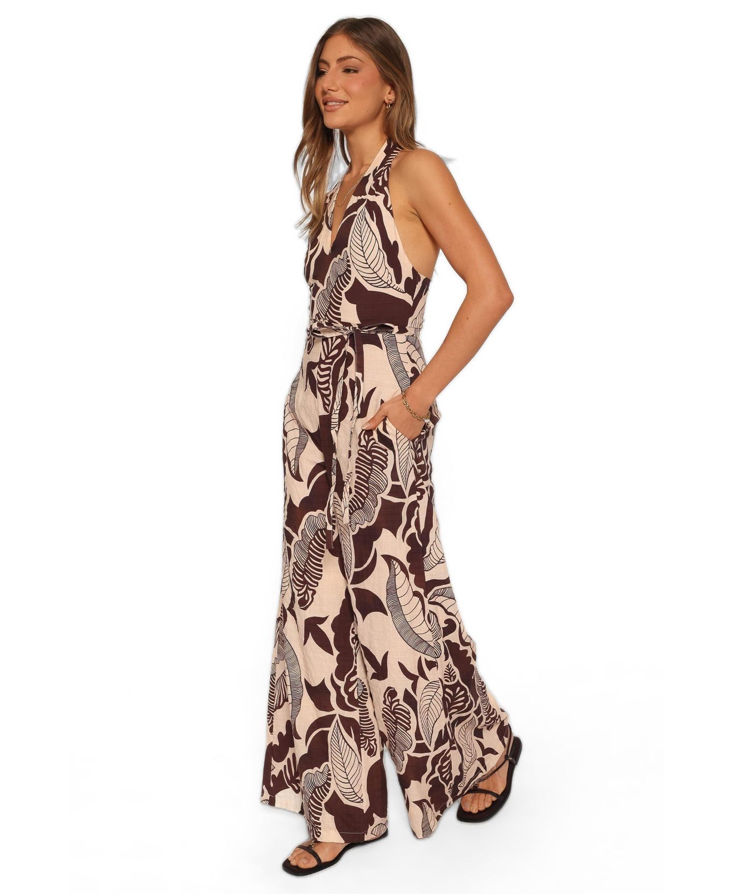 Женский комбинезон Petal and Pup Kehlani Halter Wide-Leg Open-Back Jumpsuit, цвет: Коричневый с принтом — фото 2