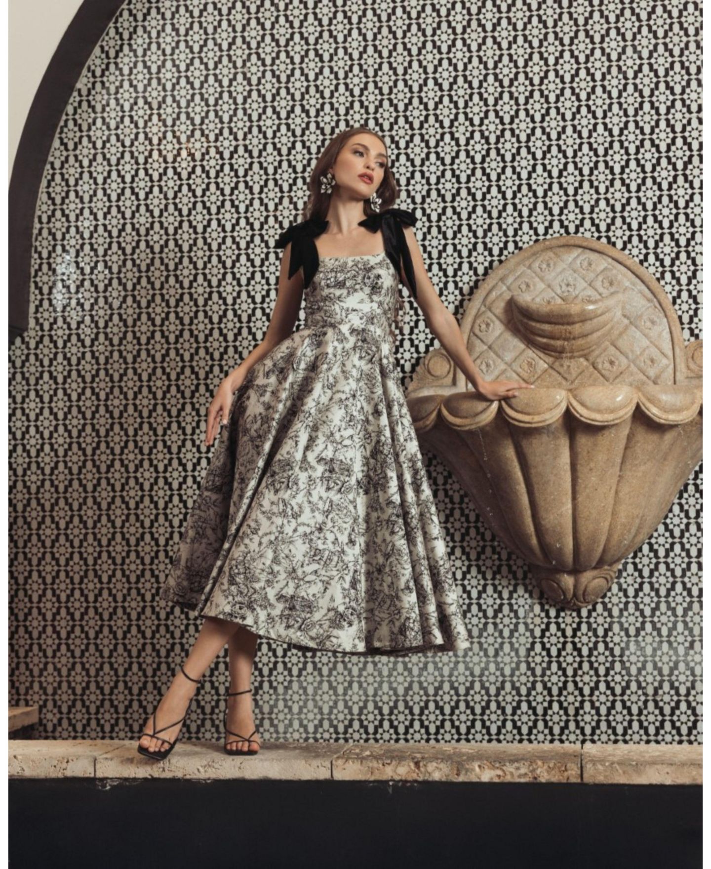 Женское платье Mac Duggal Floral Brocade A-Line Midi with Bow Straps, цвет: Чёрный разноцветный — фото 4