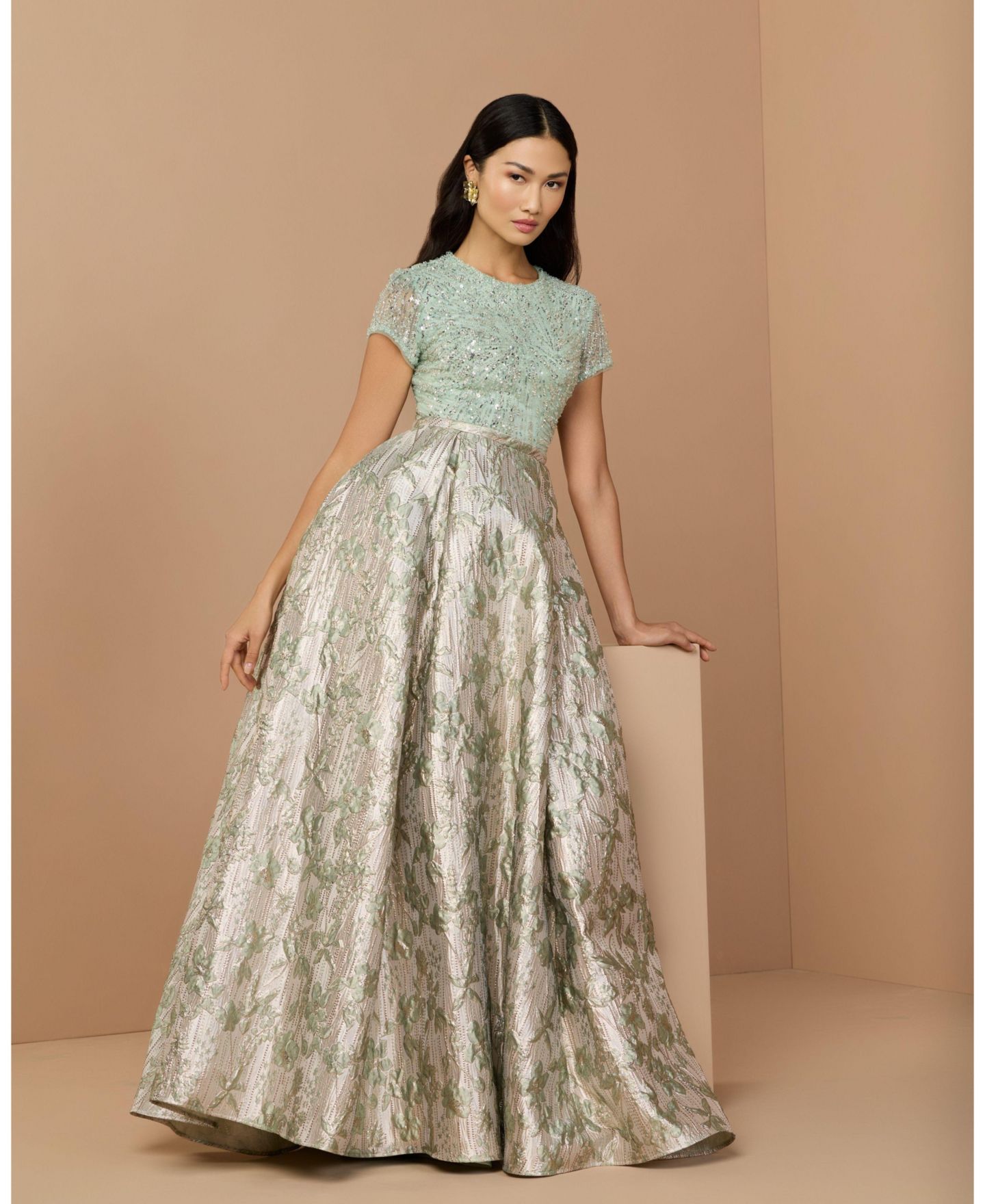 Женские платья Mac Duggal Beaded Cap Sleeve Ball Gown with Metallic Brocade Skirt, цвет: Шалфейный — фото 6