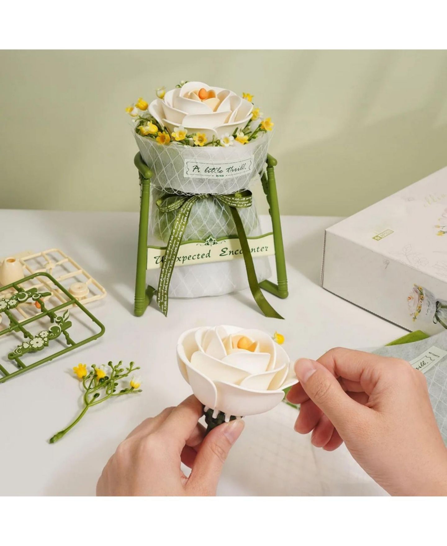Детские конструкторы Robotime Rose DIY Bouquet Camellia 3D Puzzle Flower Model Kit Plastic Building Set Handmade Floral Decor Craft Gift, цвет: Зелёный — фото 3