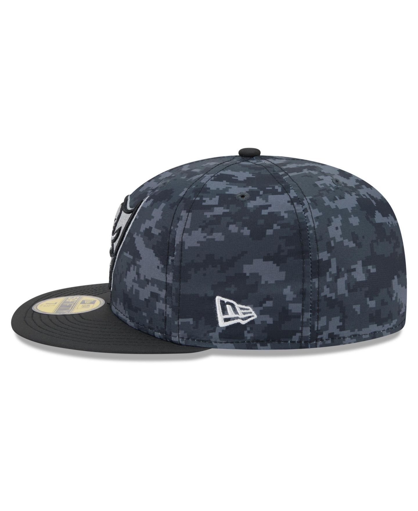 Мужская кепка New Era Black Tampa Bay Buccaneers 2026 Salute To Service 59FIFTY Fitted Hat — фото 5