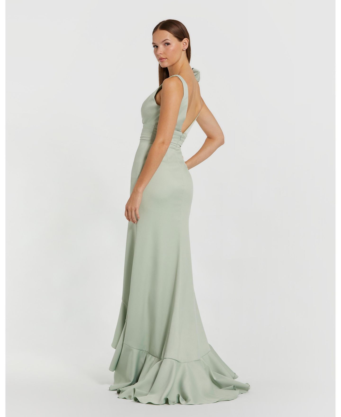 Женское платье Mac Duggal Crepe Sleeveless Ruffled V-Neck Gown With Bow — фото 24