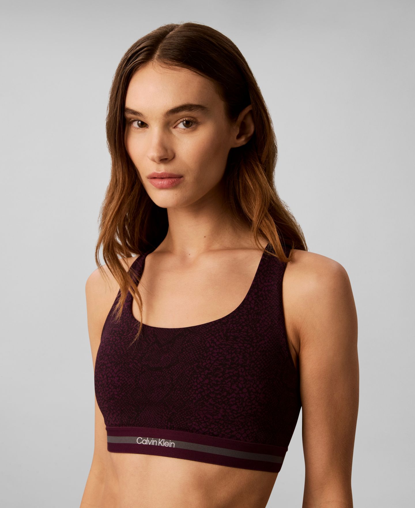 Спортивное бра Sport, без косточек — Calvin Klein Performance, цвет: Мраморный змеиный серый — фото 10