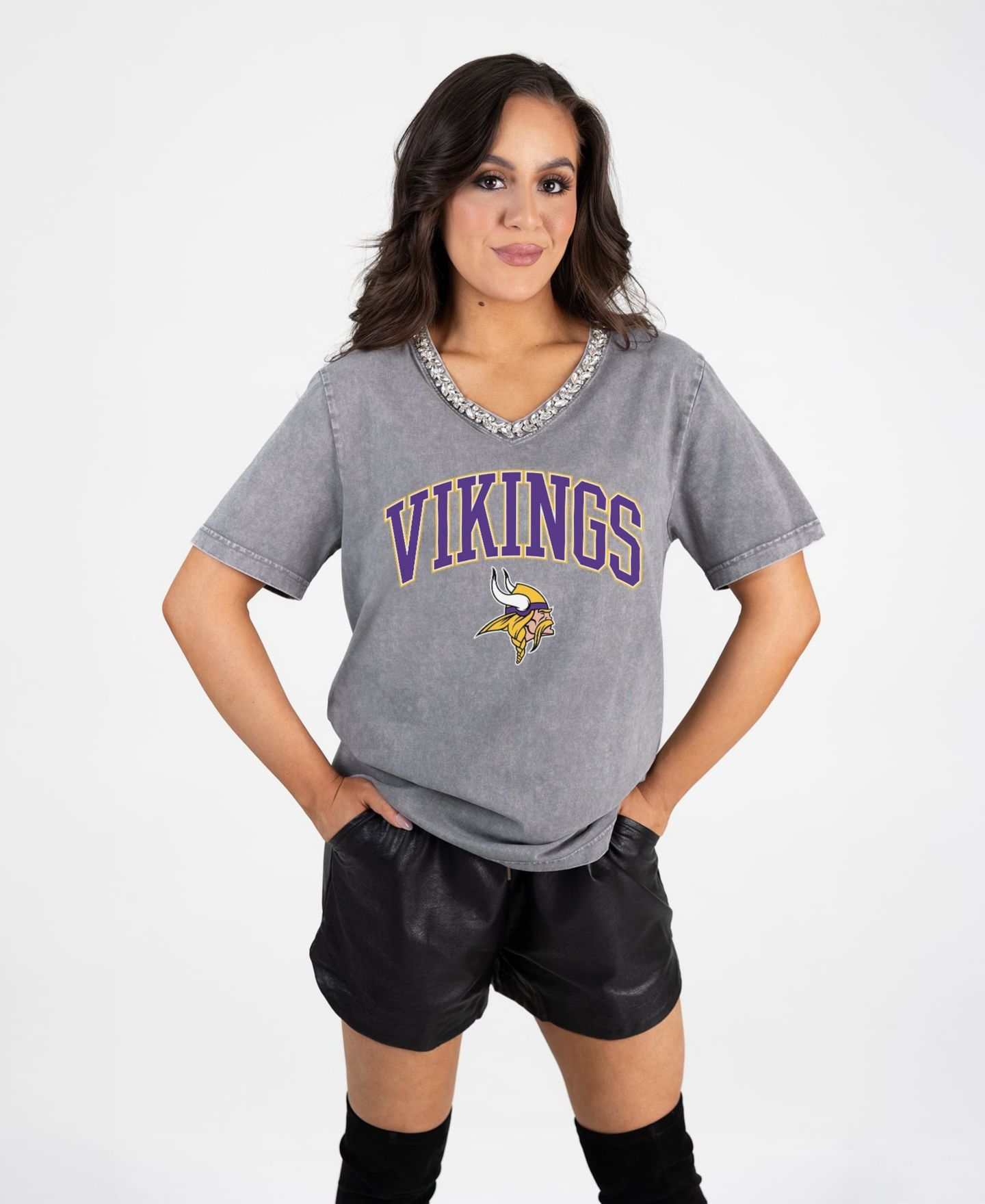Женская футболка Gameday Couture Gray Minnesota Vikings Relaxed Iconic Edge Rhinestone V-Neck — фото 4