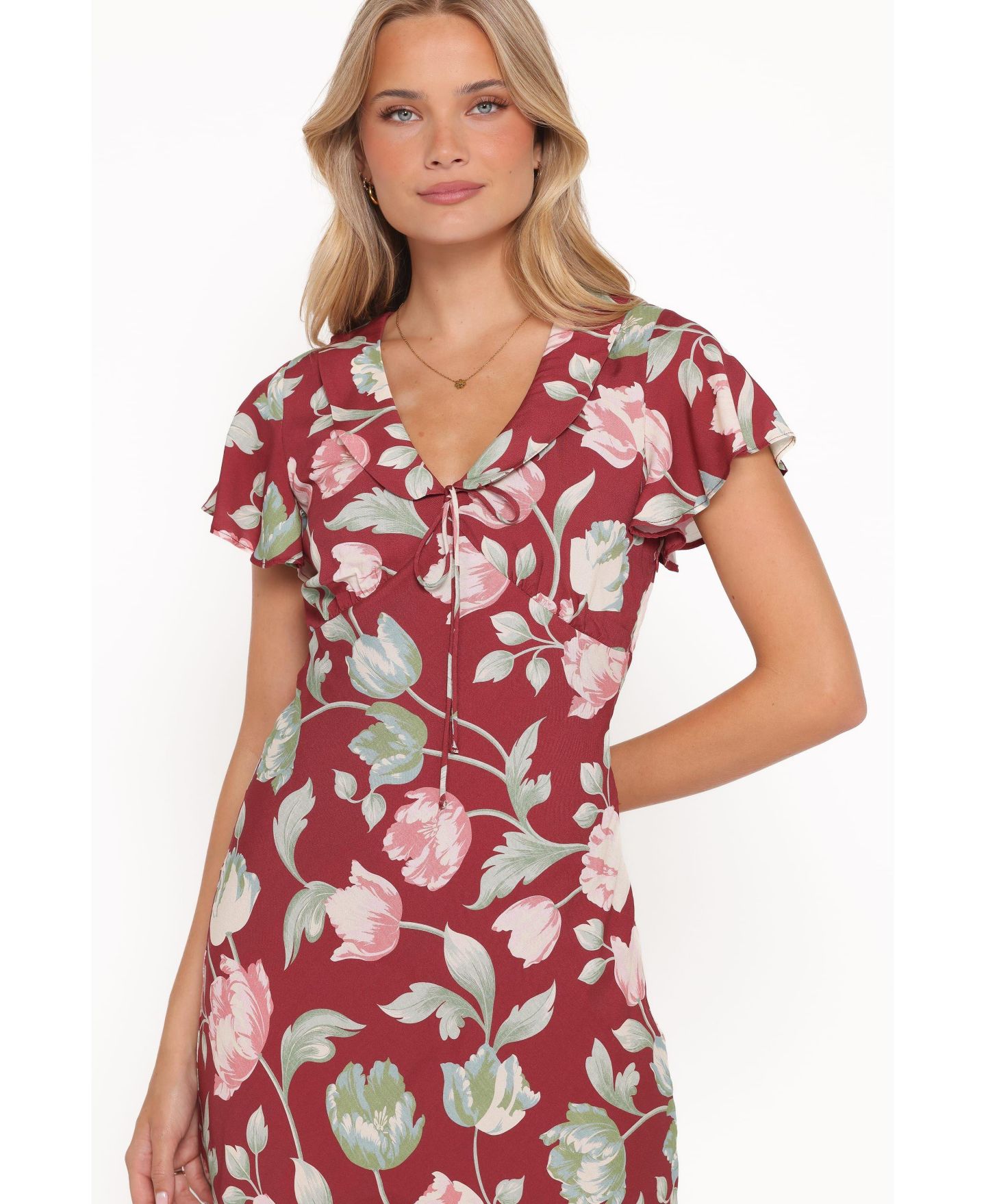 Женское платье Petal and Pup Linden Floral V-Neck Flutter-Sleeve Midi, цвет: Красный с принтом — фото 5