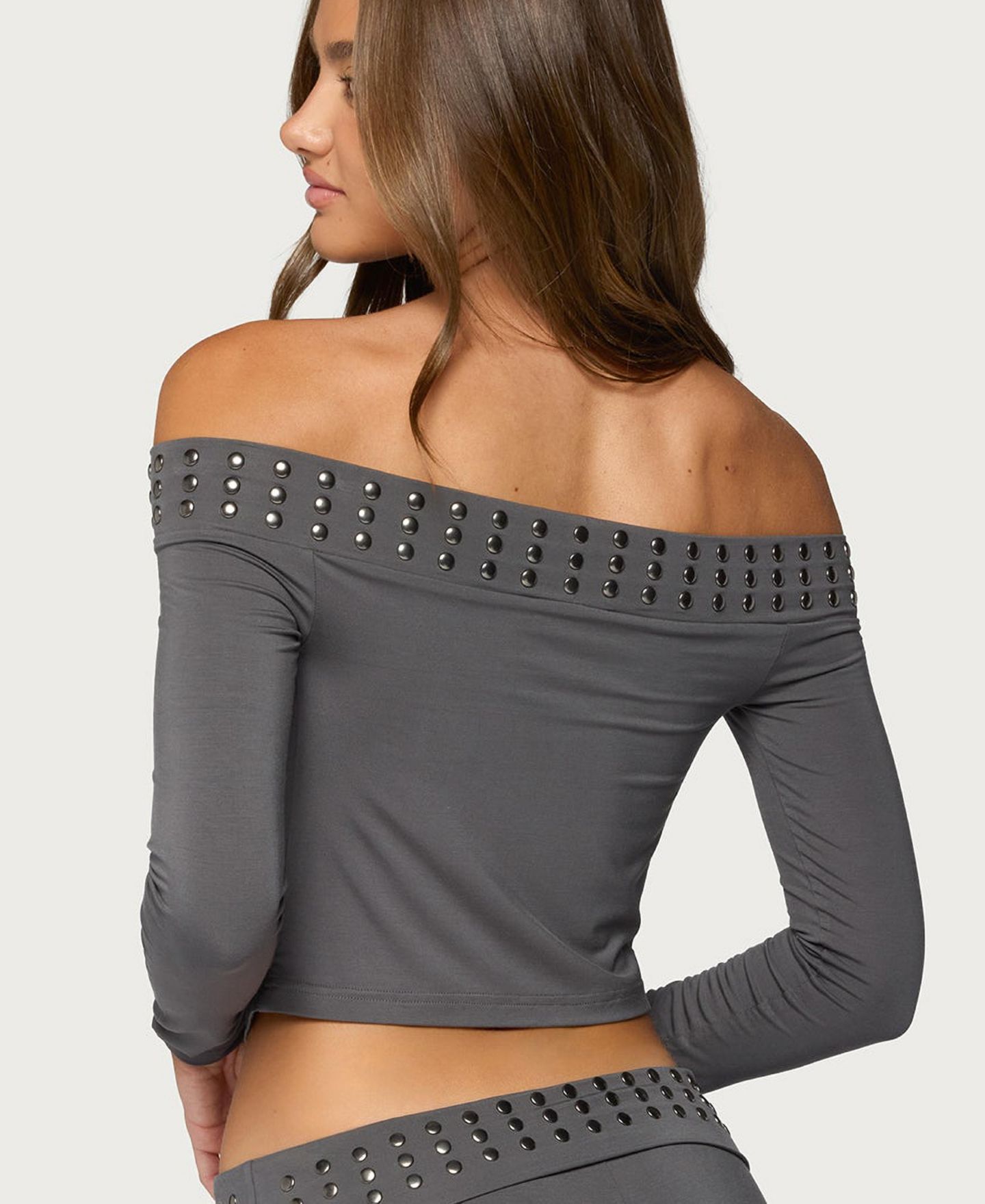 Женский топ Edikted Amy Off-the-Shoulder Cowl Neck Long Sleeve Studded Crop, цвет: Тёмный серый — фото 3