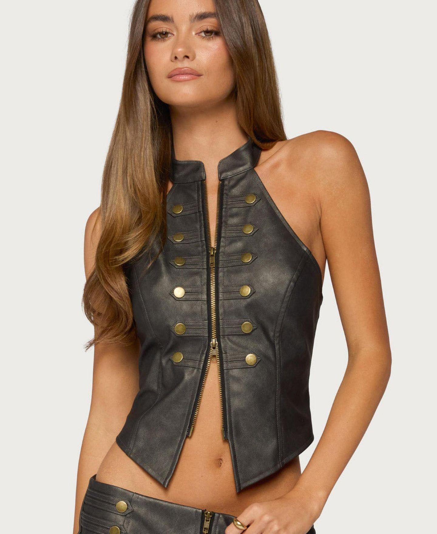 Женский топ Edikted Harle Napoleon Faux Leather Halter Crop Open-Back, цвет: Чёрный — фото 1