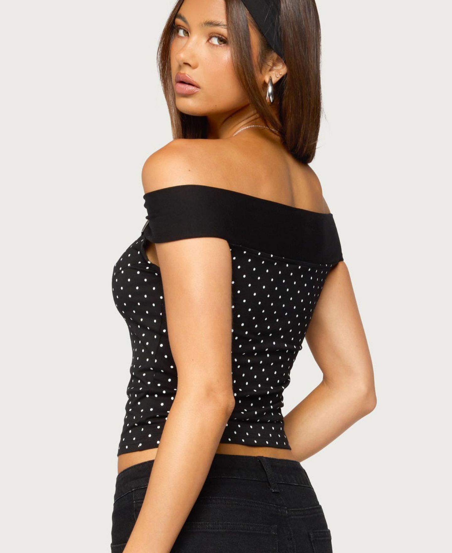 Женский топ Edikted Eela Off-the-Shoulder Sleeveless Polka-Dot, цвет: Чёрный — фото 2