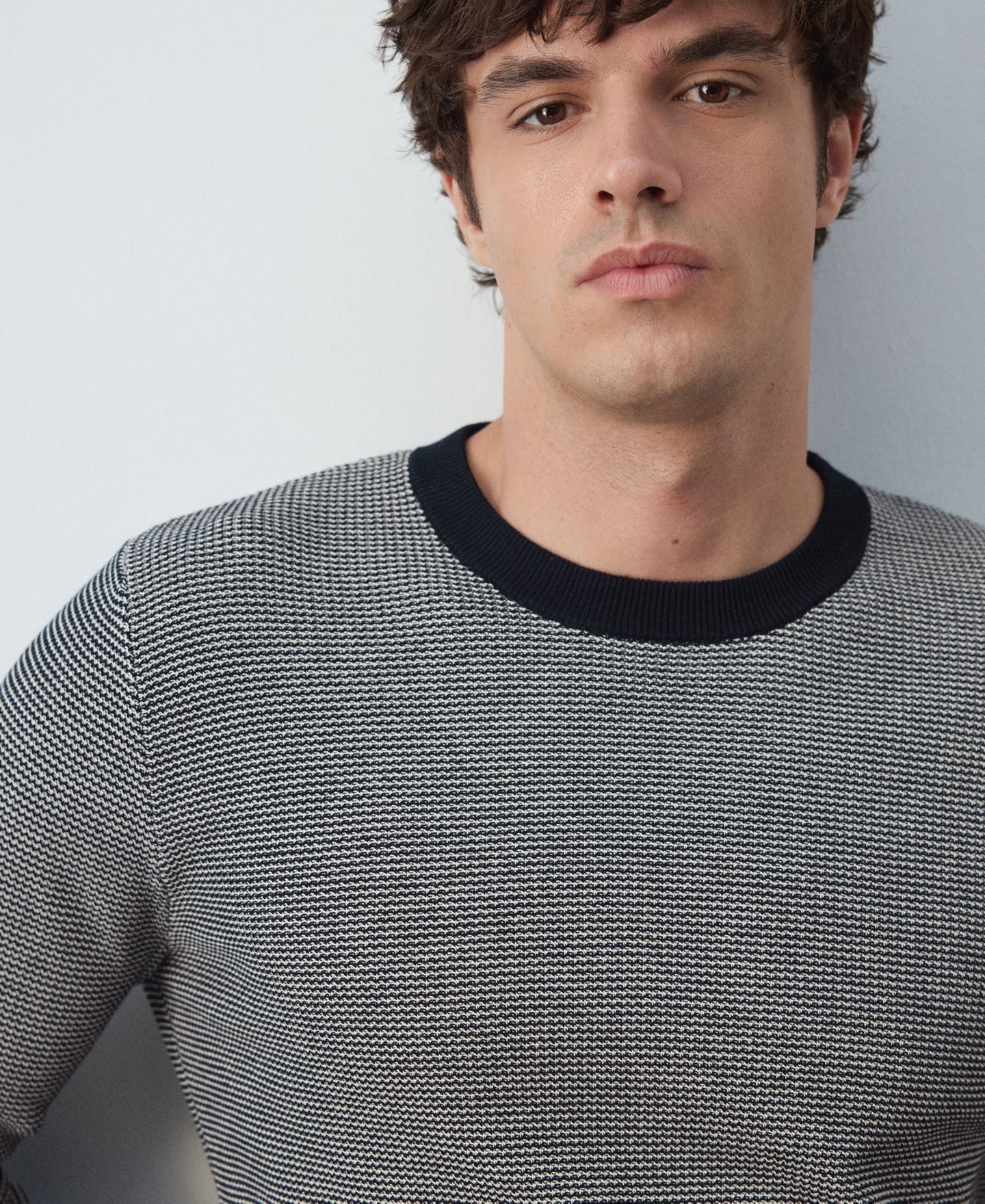 Мужской свитер Mango Jersey Mapu-I Crewneck Long-Sleeve Contrasting Collar Pullover, цвет: Тёмно-синий — фото 4
