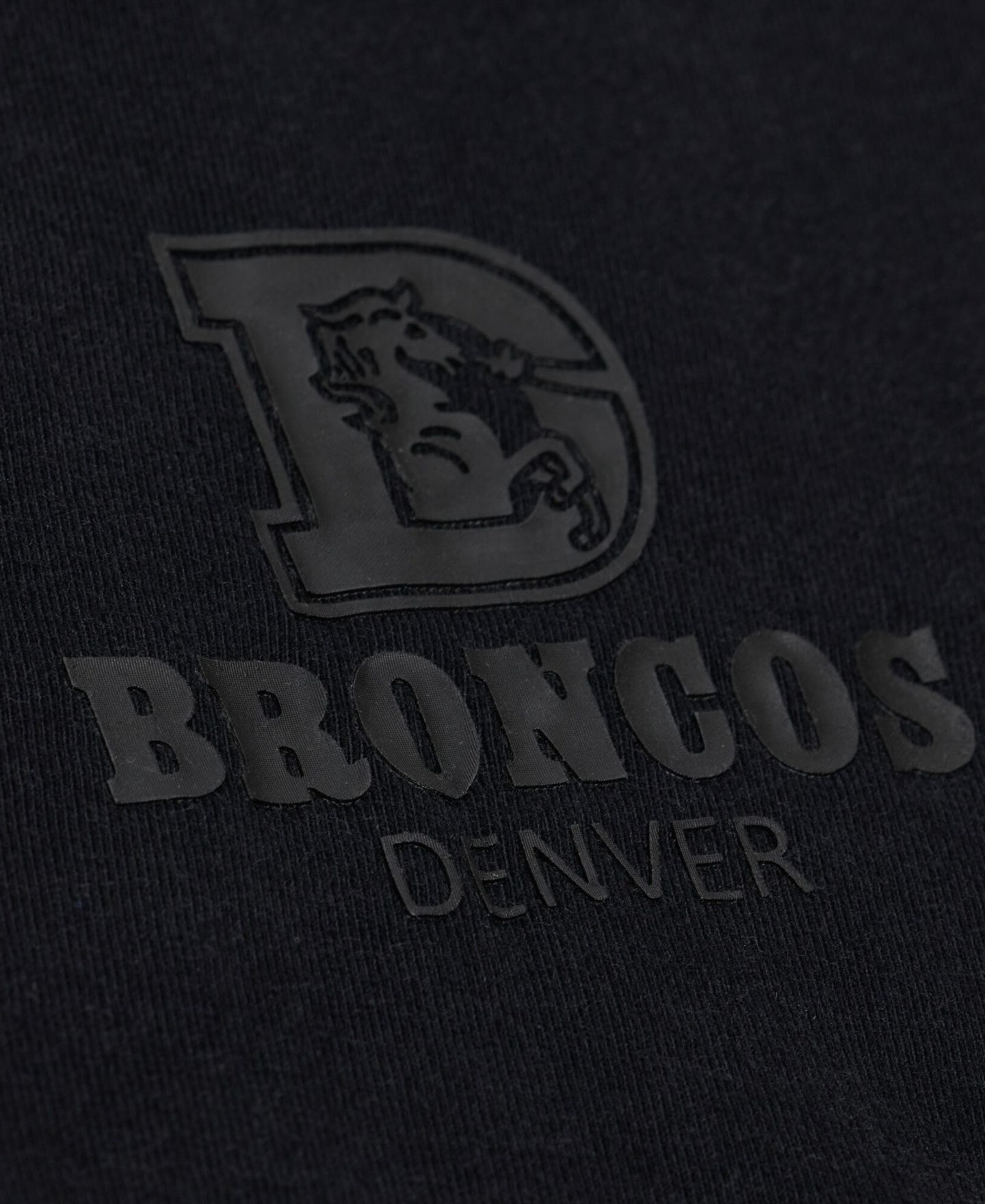 Женская футболка Mitchell & Ness Mitchell Ness Black Denver Broncos Core Essentials Micro Logo Boxy Crop — фото 3