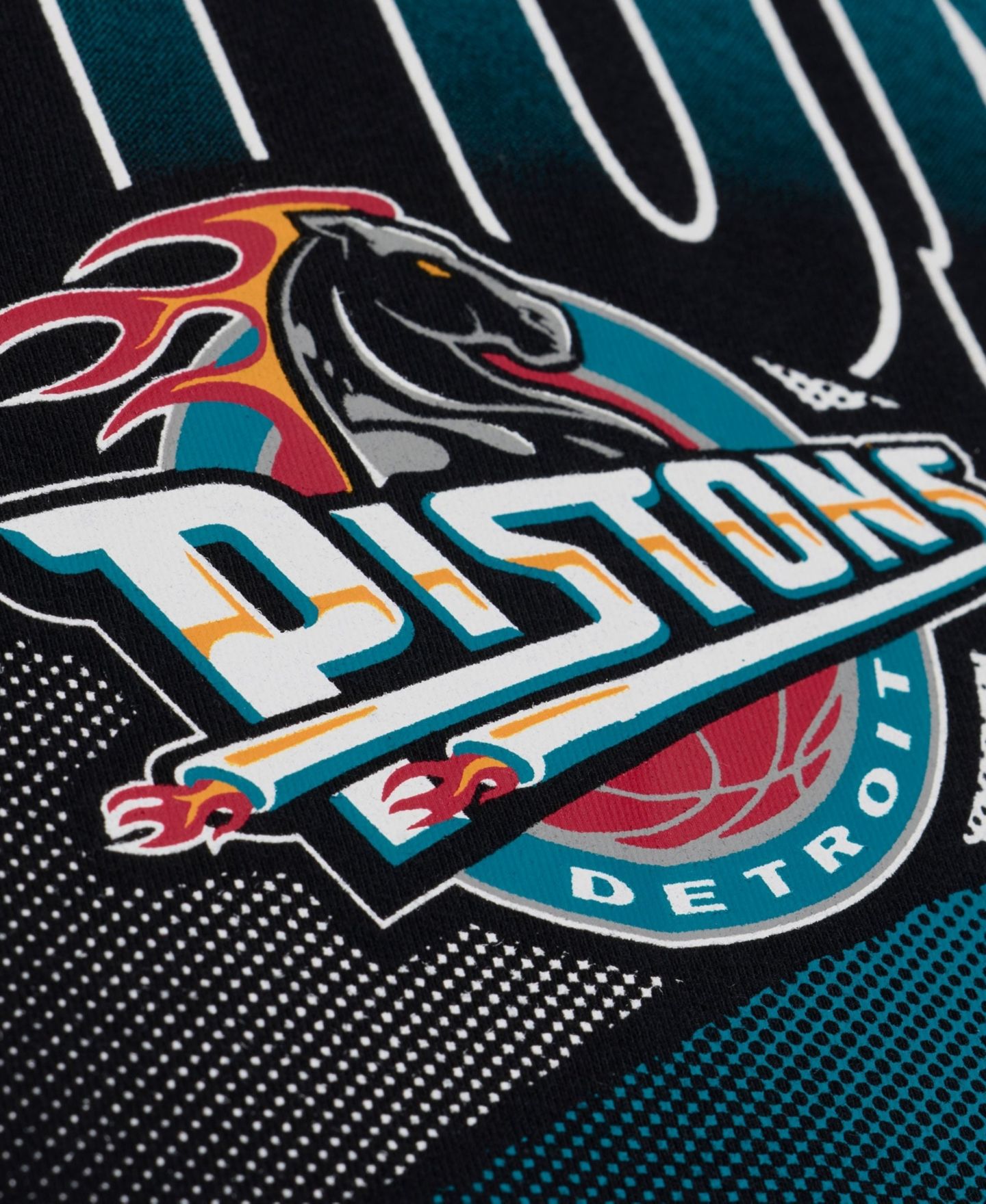 Женская футболка Mitchell & Ness Mitchell Ness Black Detroit Pistons Street Graphic Boxy Crop — фото 4
