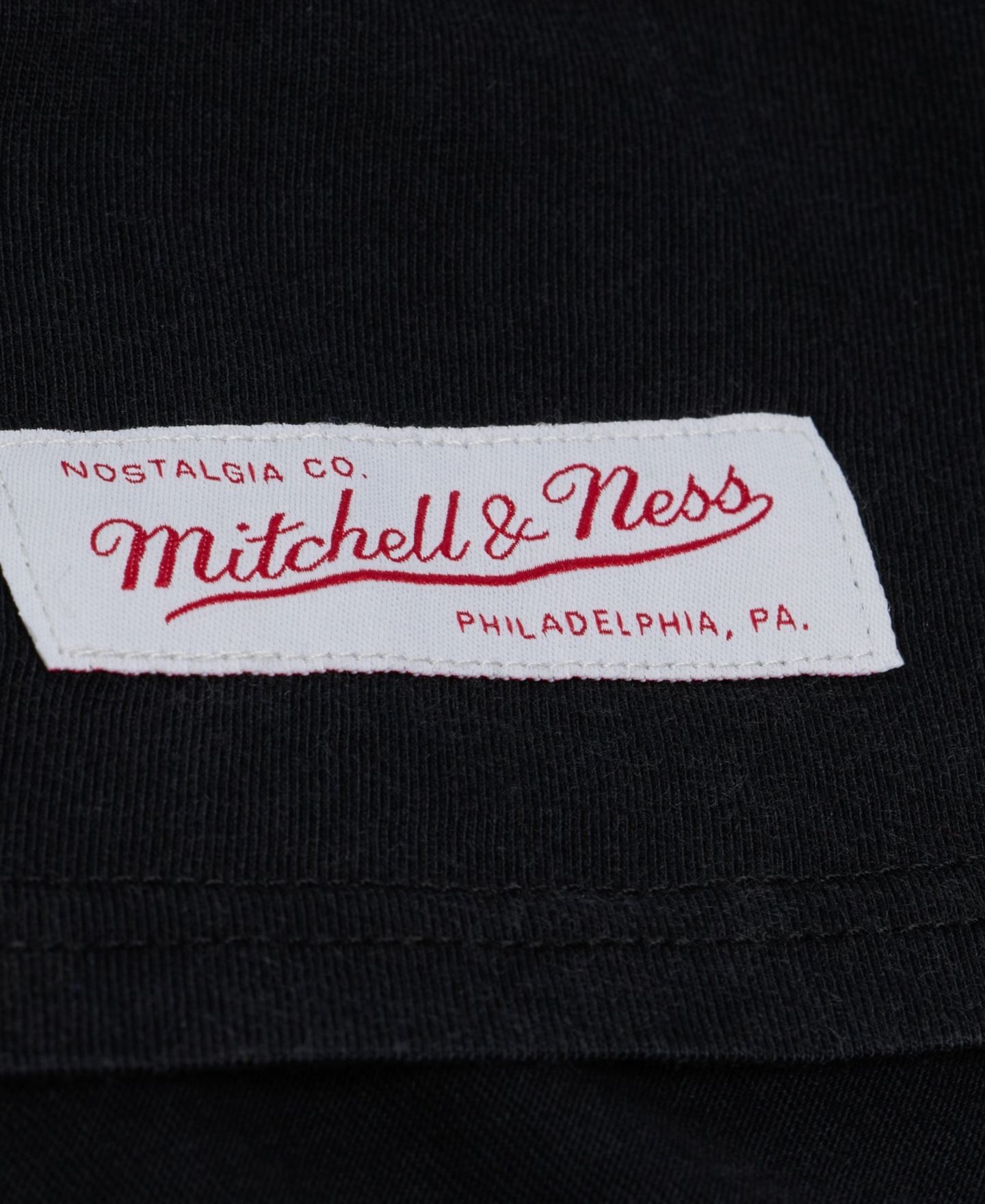 Женская футболка Mitchell & Ness Mitchell Ness Black Phoenix Suns Street Graphic Boxy Crop — фото 6