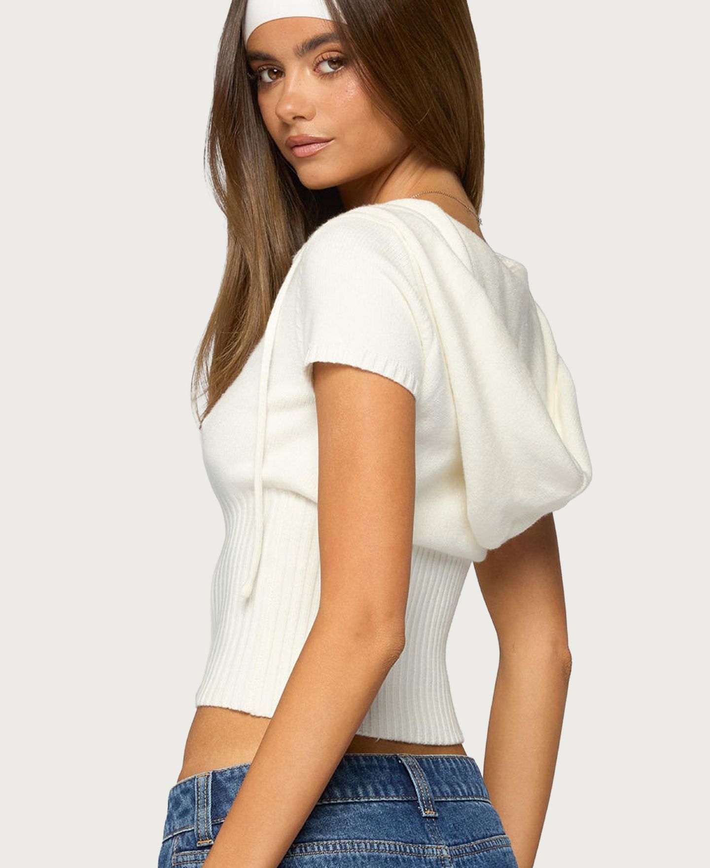 Женский топ Edikted Noelani Hooded V-Neck Crop Knit, цвет: Белый — фото 2