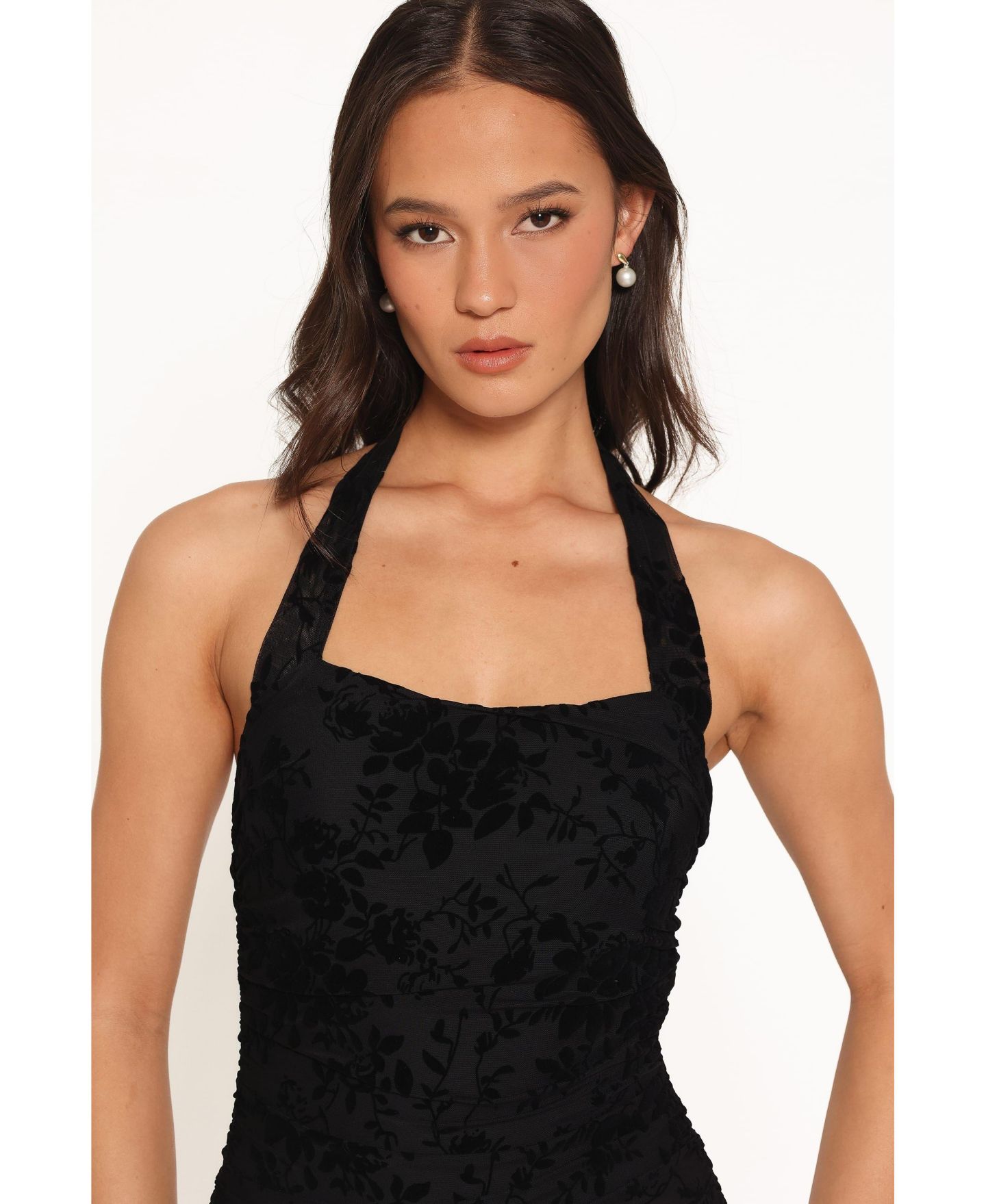 Женское платье Petal and Pup Izzie Halter Midi Floral, цвет: Чёрный бархатный с принтом — фото 5