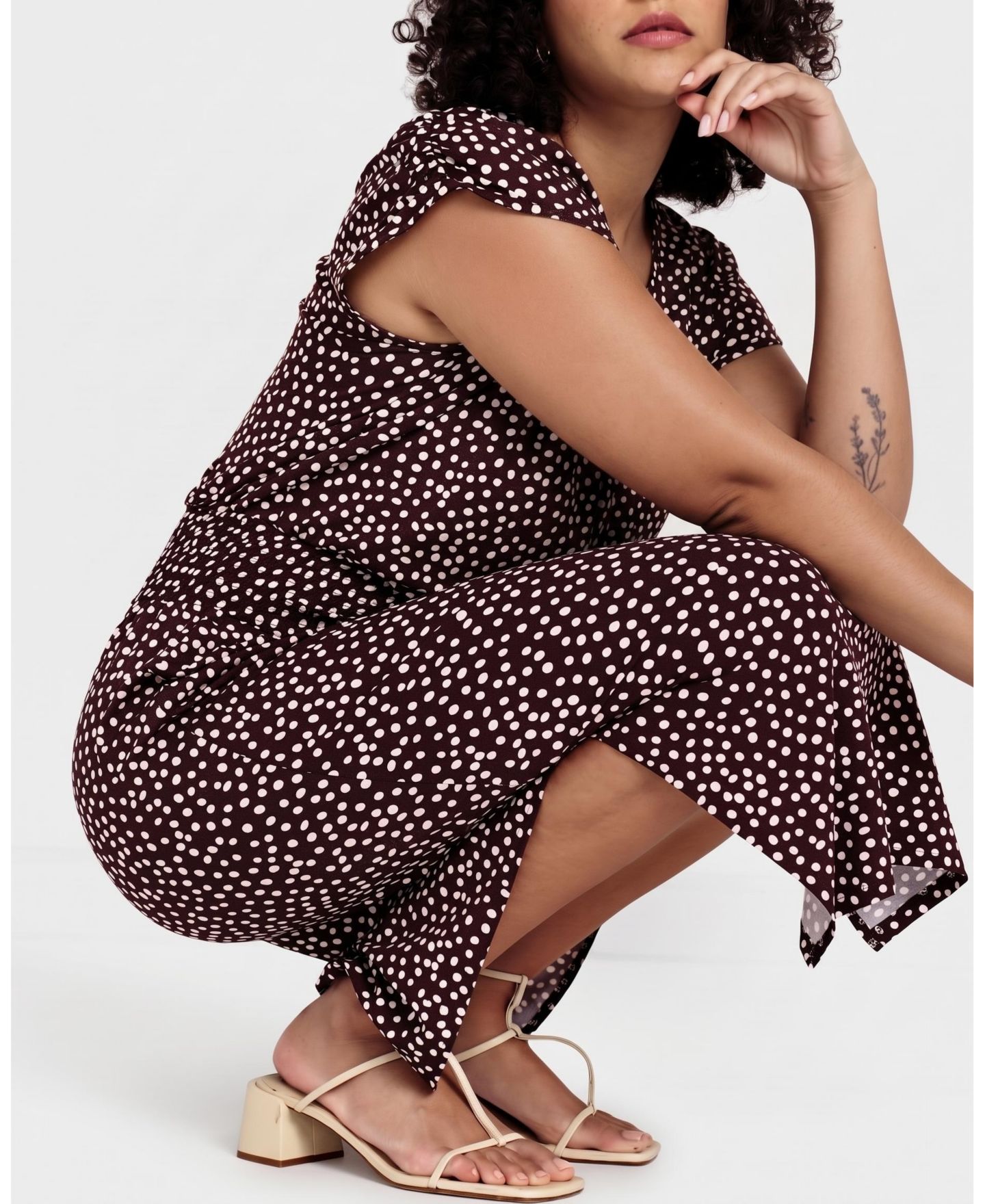 Женское платье Universal Standard Plus Size Tish Divine V-Neck Short-Sleeve Polka Dot Midi, цвет: Коричневый / Белый с принтом — фото 5