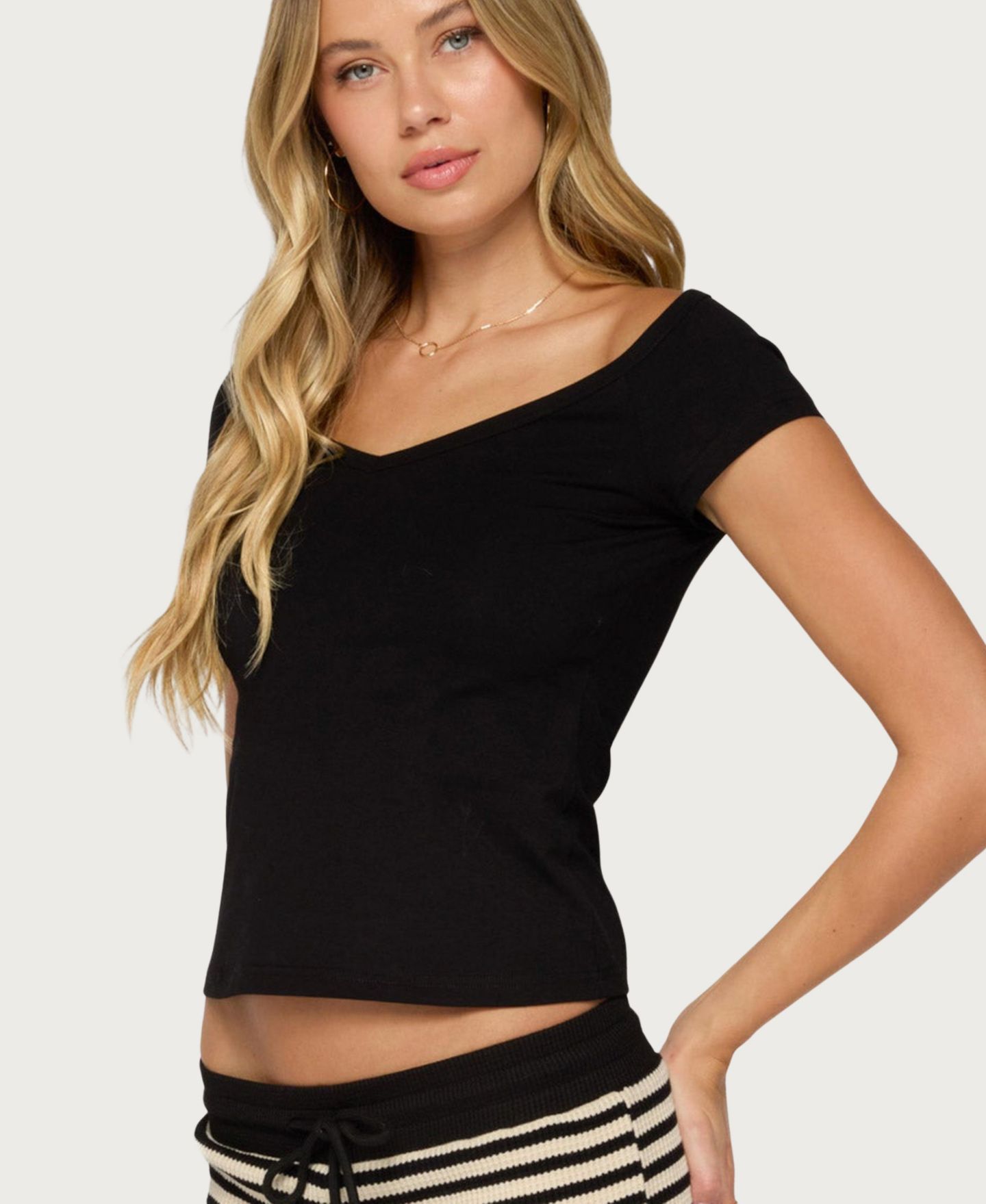 Женская футболка Edikted Calie Off-Shoulder Cropped, цвет: Чёрный — фото 4