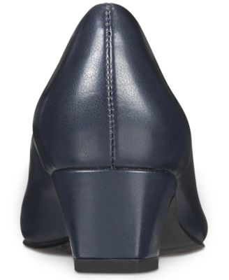 Prim Kitten Heel Pumps