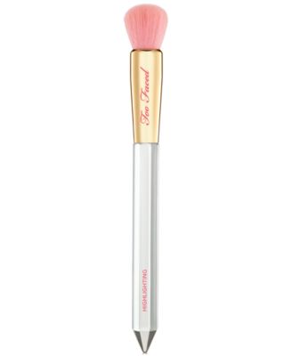 Too Faced - Diamond Light Highlighting Brush