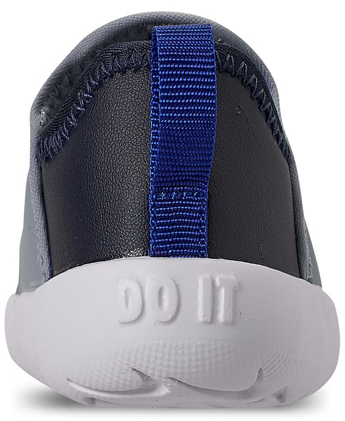 nike kids lil swoosh