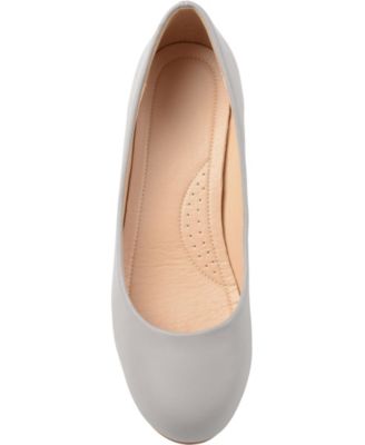 Women's Saar Round Toe Kitten Heel Pumps