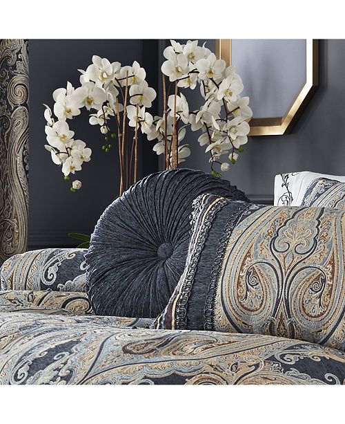 J Queen New York J Queen Luciana Tufted Round Decorative Throw