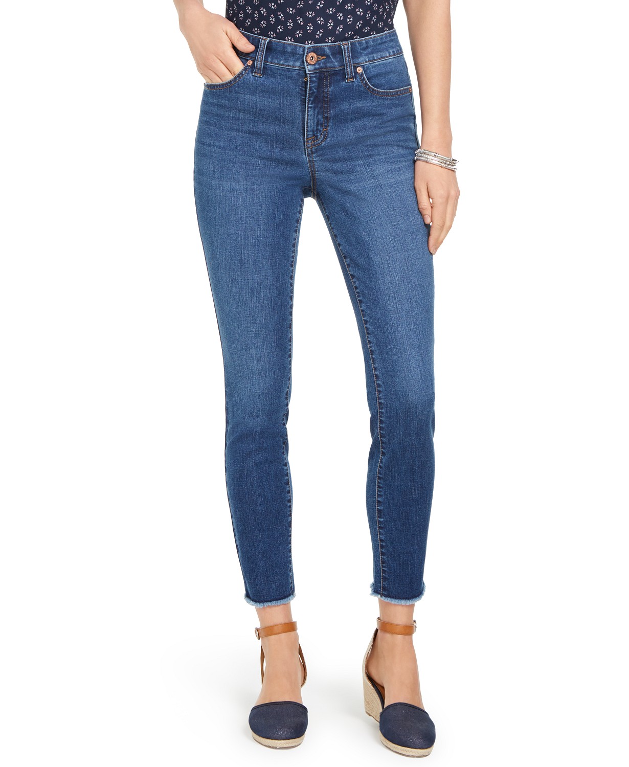 Best Jeans for Apple Shape: Top 7 Brands in 2021