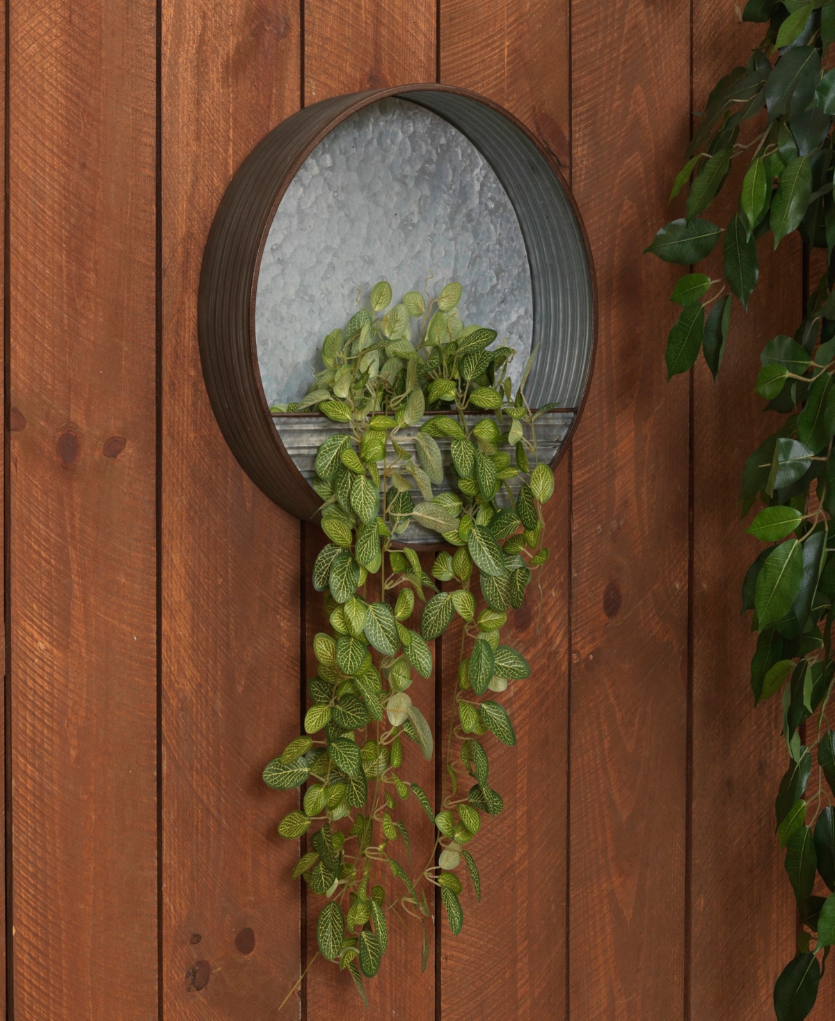 THE GG COLLECTION HANGING ROUND GALVANIZED METAL WALL PLANTER 