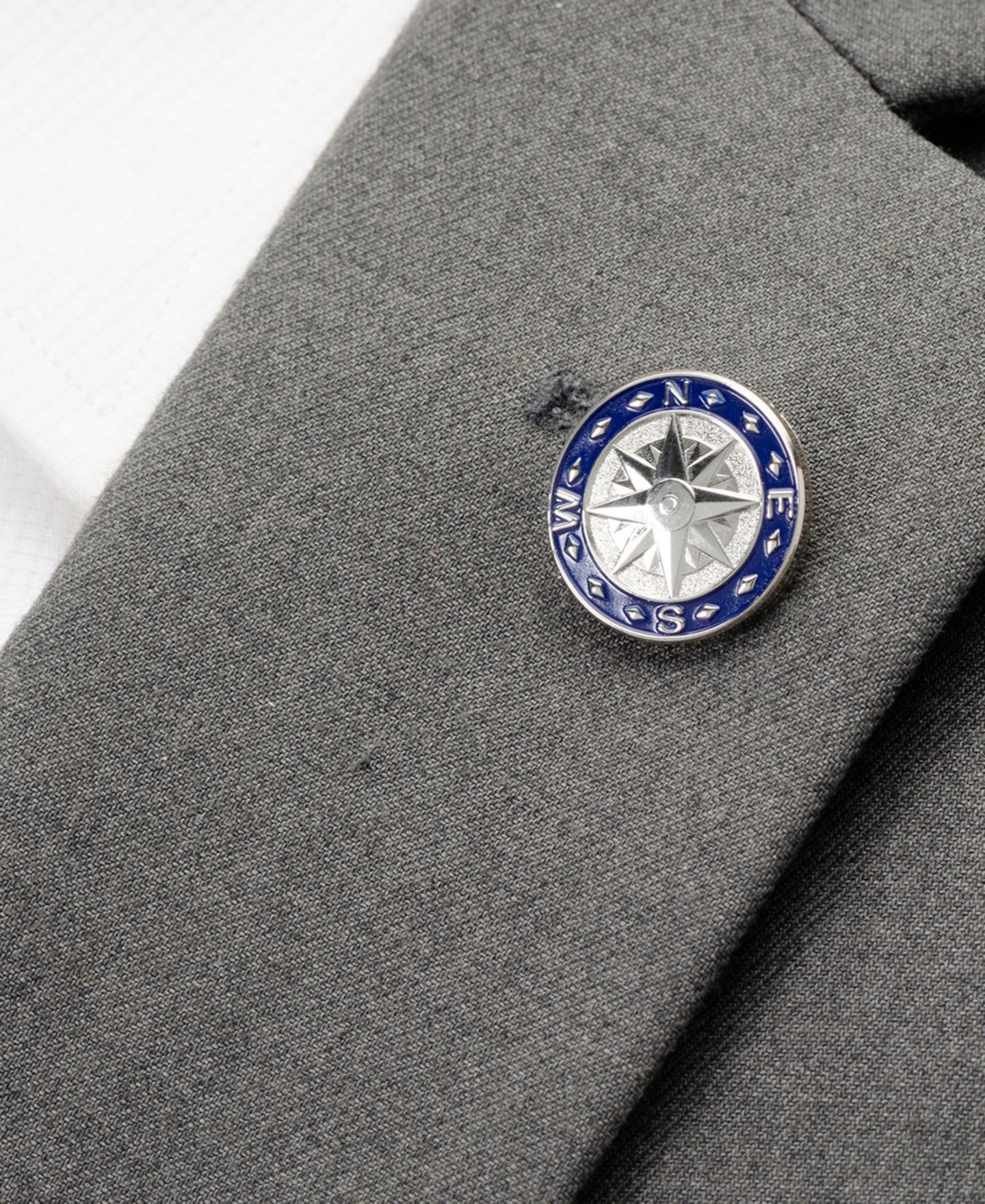 Мужские значки Cufflinks Inc. Compass Lapel Pin — фото 4