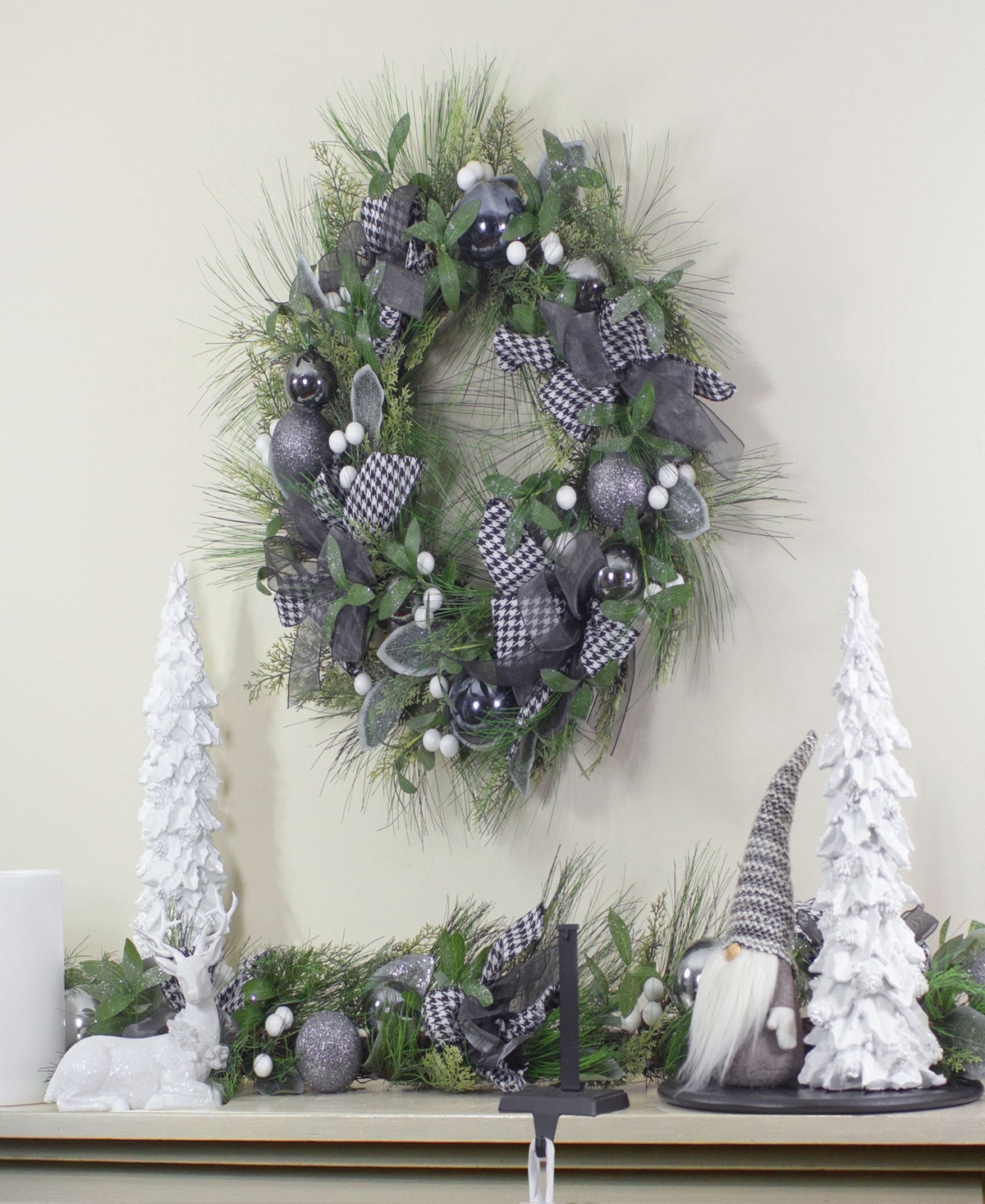 Hounds tooth and Berries Unlit Artificial Christmas Wreath
