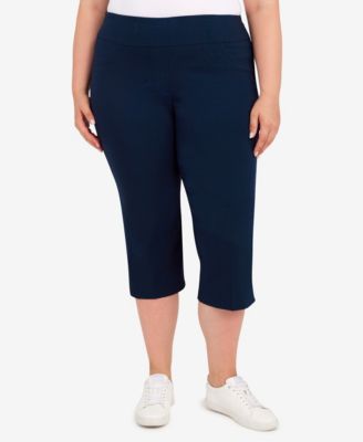 Plus Size Essentials Solid Pull-On Capri Pants with Detailed Split Hem