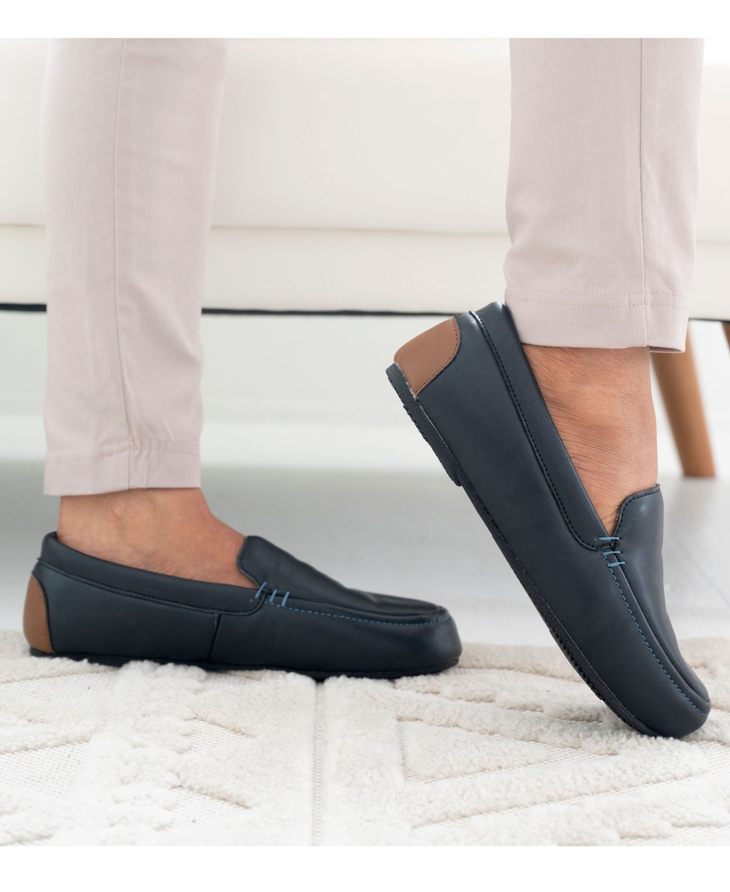 Женские тапочки Isotoner Signature Faux Leather Vivienne Moc Slippers, цвет: Чёрный — фото 5