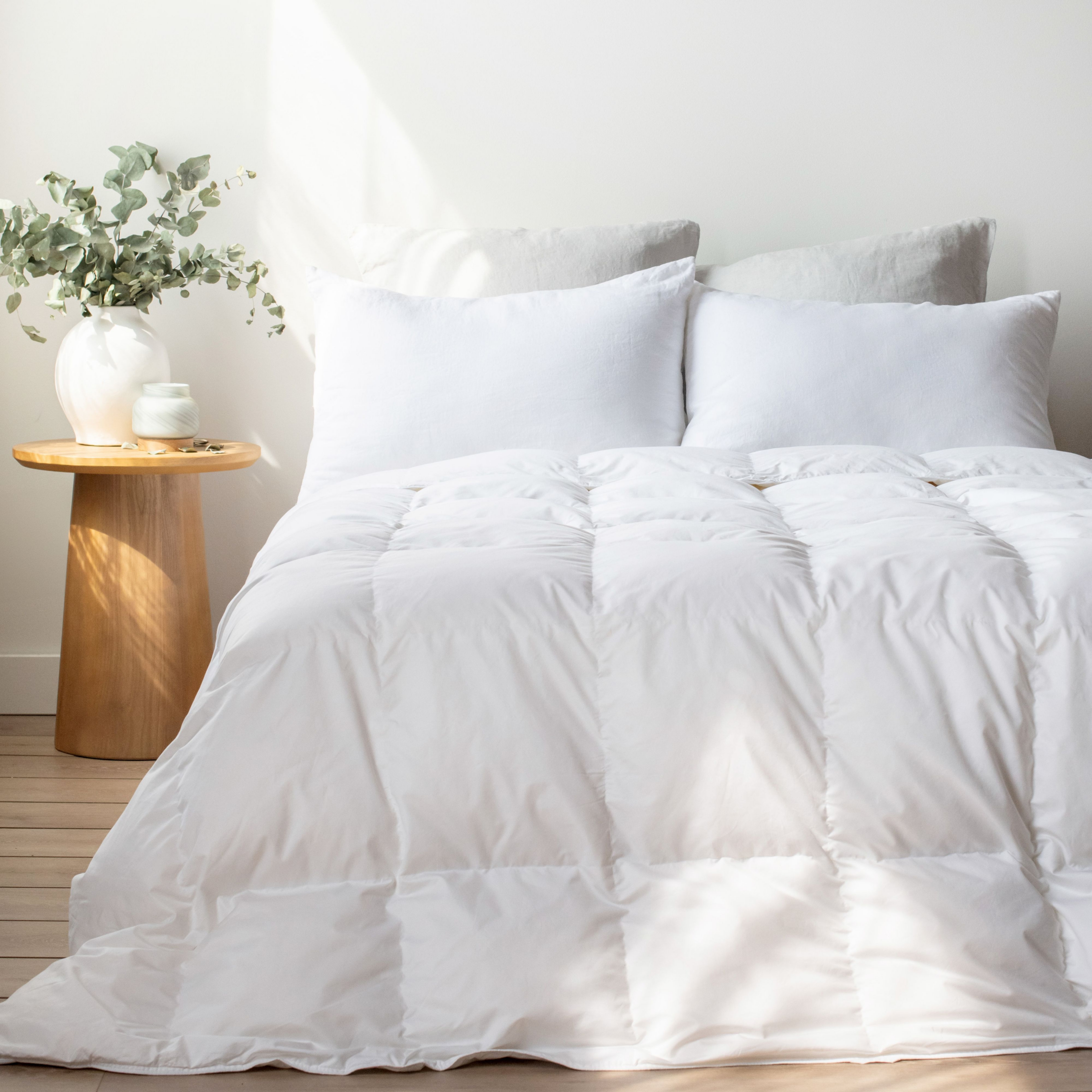 All Season 700 fill Power Luxury White Duck Down Comforter - Full/Queen