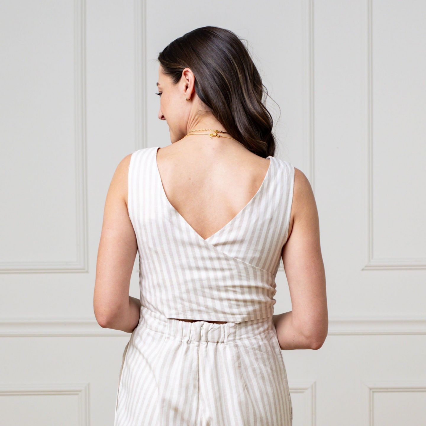 Женский комбинезон Hope & Henry Woven Sleeveless Tie-Waist Jumpsuit with Wide Leg, цвет: Серо-коричневый полосатый — фото 6