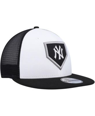 Men's White and Black New York Yankees 2022 Clubhouse Trucker 9FIFTY Snapback Hat