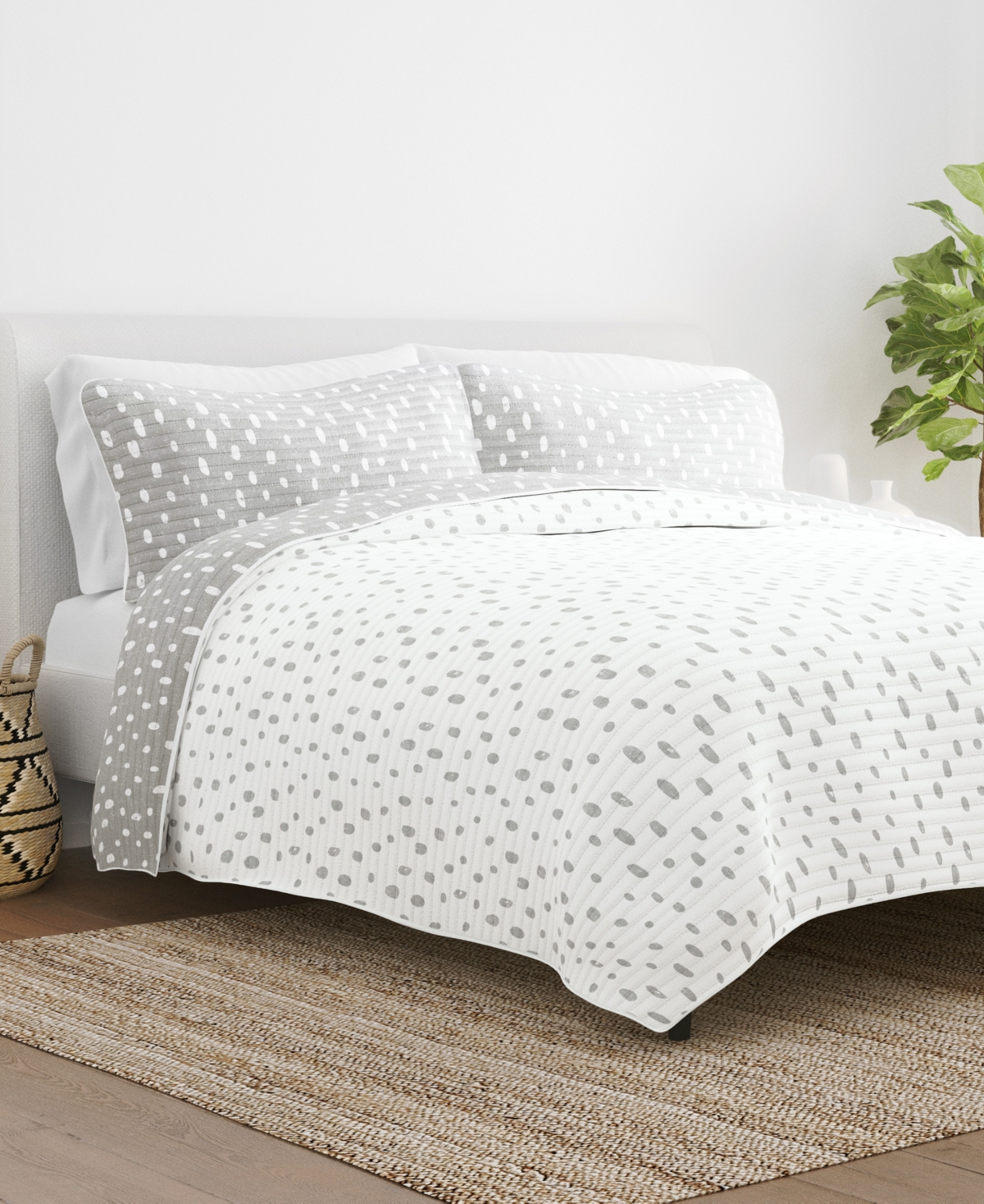 Ienjoy Home All Season 3 Piece Painted Dots Reversible Quilt Set, King/california King In Light Gray