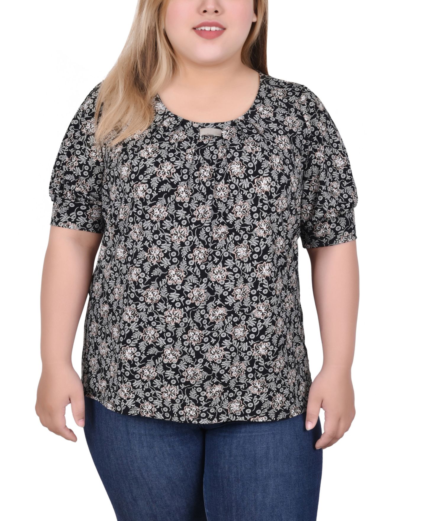 Женский топ NY Collection Plus Size Short Sleeve Balloon Sleeve, цвет: Чёрная слоновая кость серо-коричневый с принтом — фото 1