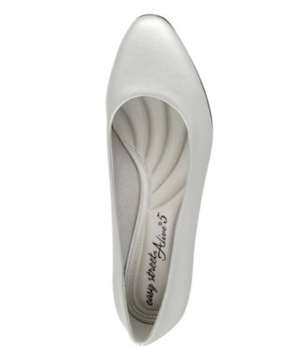 Women's Prim Kitten Heel Pumps