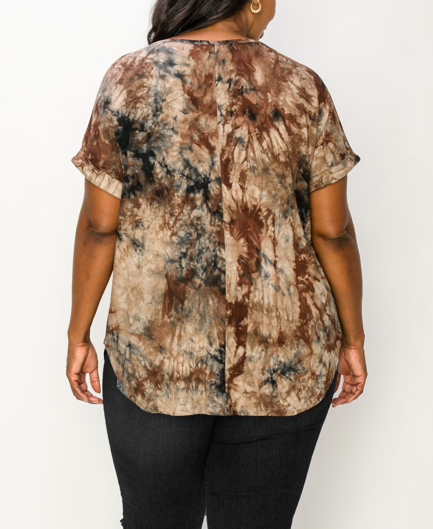 Женский топ COIN 1804 Plus Size Tie Dye V-neck Rolled Short Sleeve Top, цвет: Мокко чёрный — фото 2