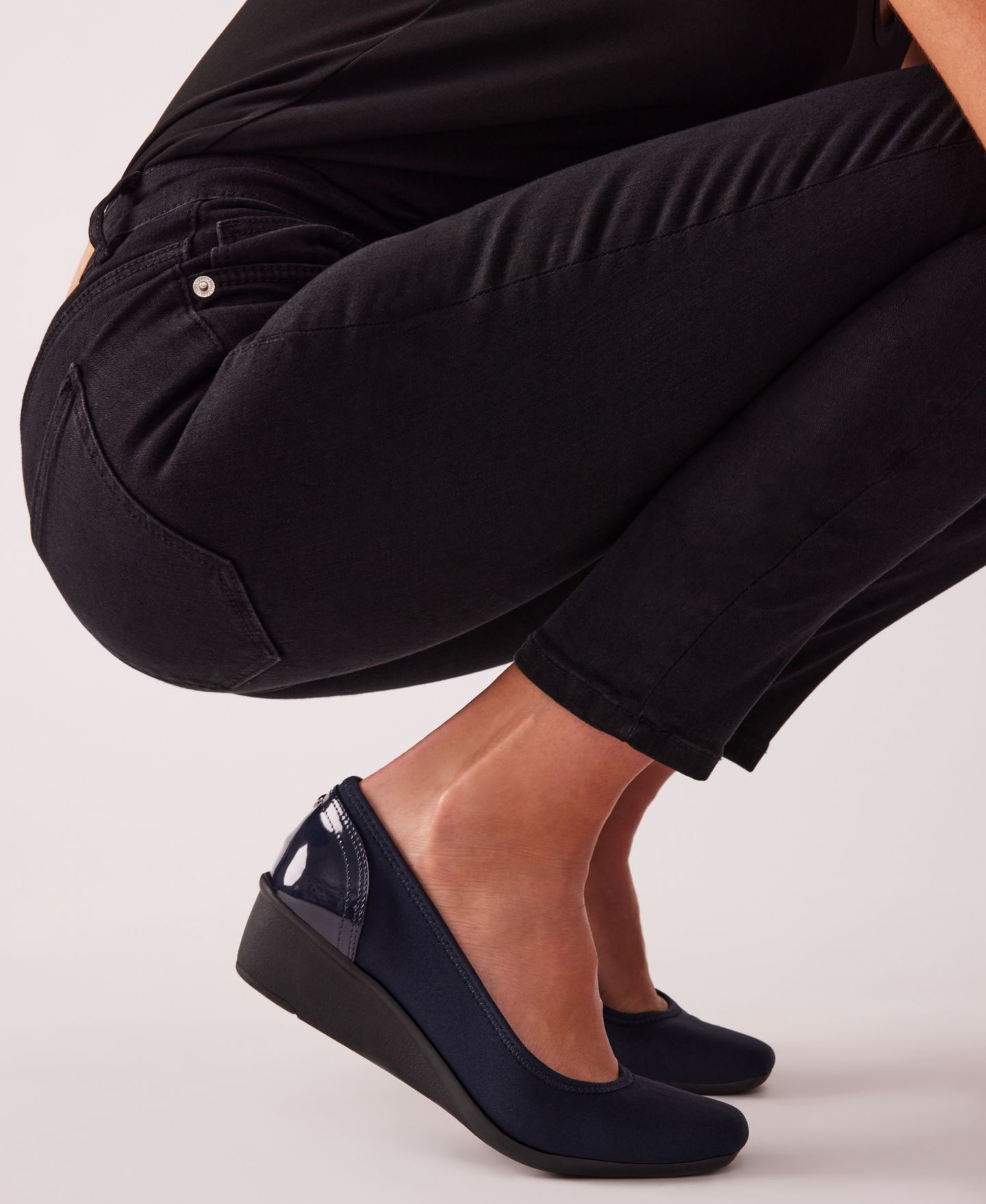 Женские туфли Anne Klein Wisher Flexible Sport Wedge Pumps, цвет: Чёрный — фото 8