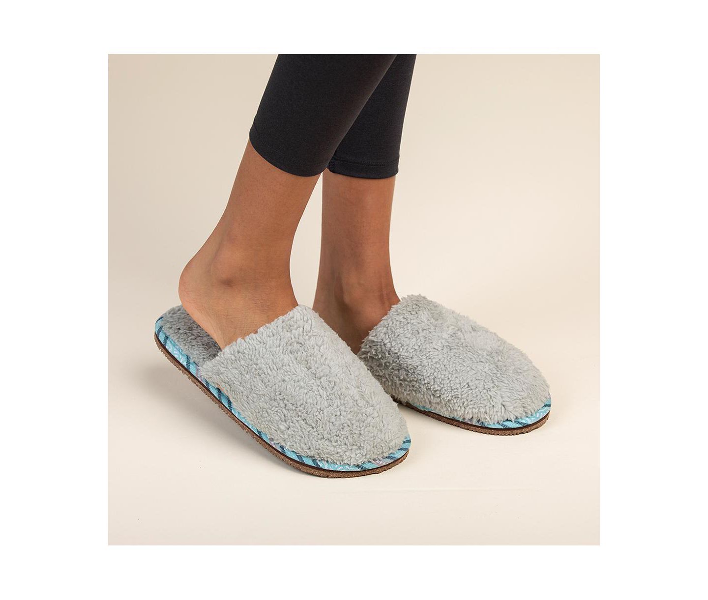 Женские сабо Feelgoodz Faux Sherpa Mule Slipper Indoor / Outdoor House, цвет: Серебряный — фото 2