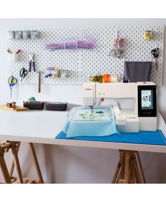 Memory Craft 500E Limited Edition Embroidery Machine w/Bonus Bundle