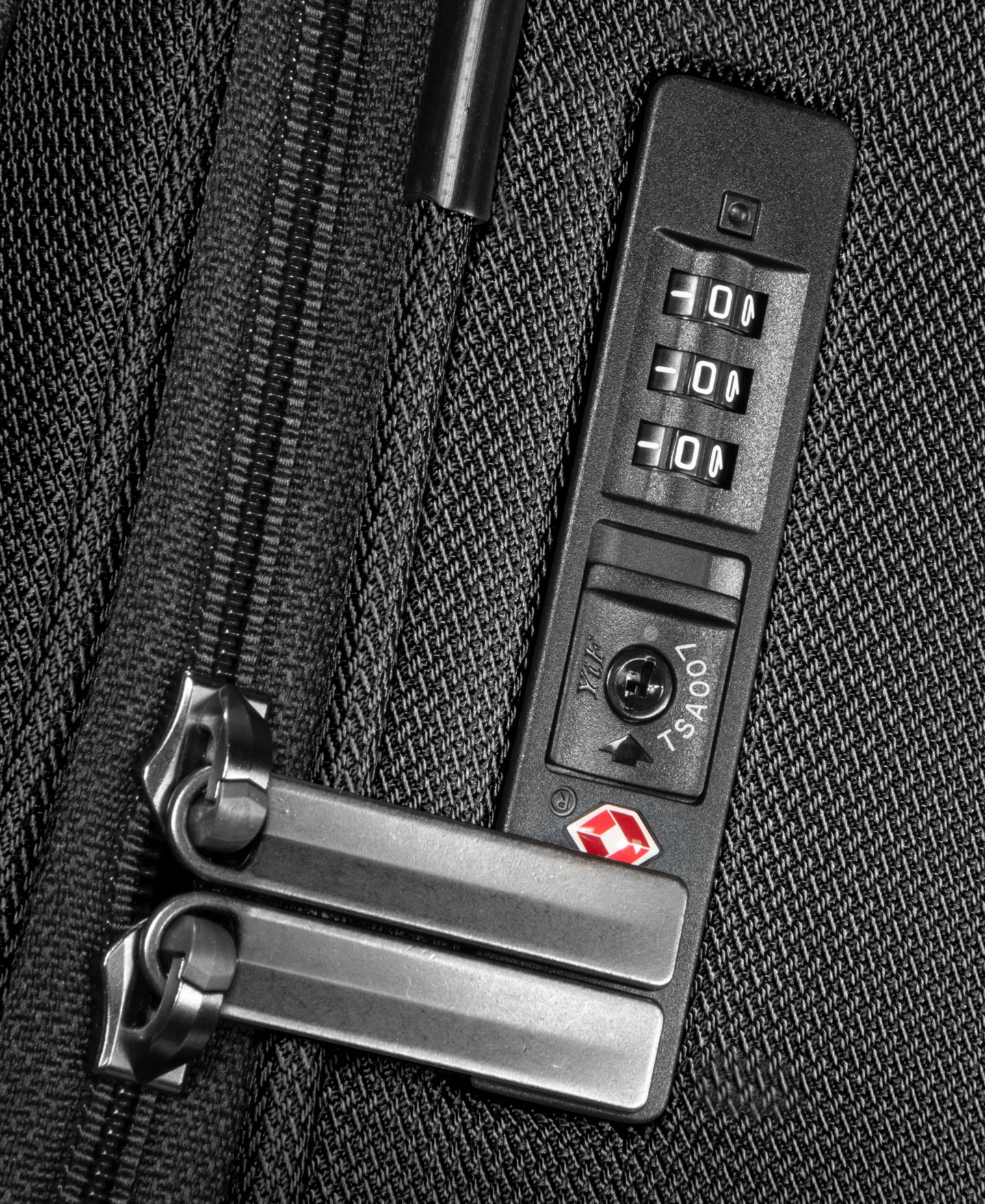 Чемодан Ricardo Avalon Medium Check in Spinner, цвет: Чёрный — фото 7
