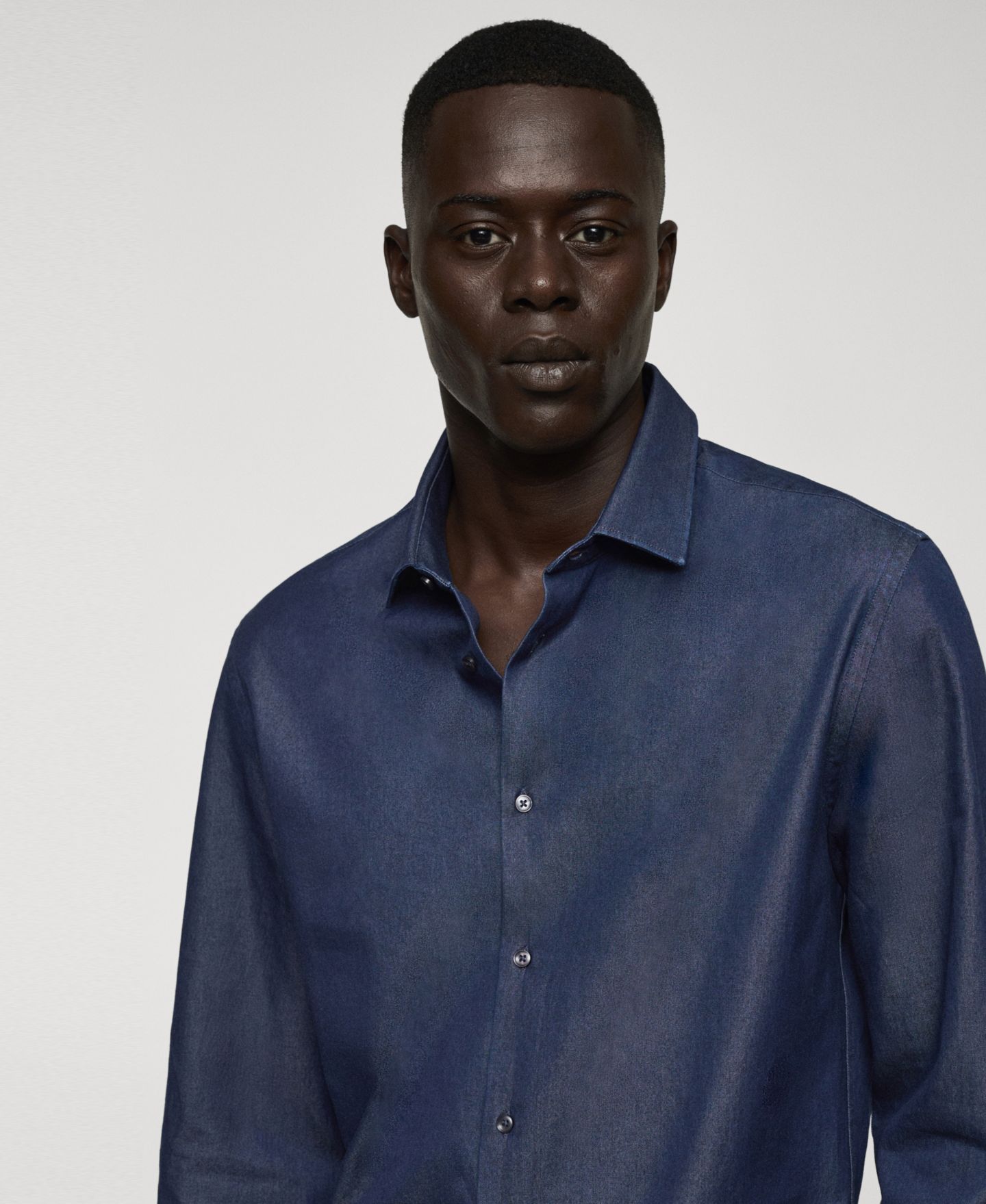 Мужская рубашка Mango Regular-Fit Cotton Chambray, цвет: Тёмный синий — фото 6