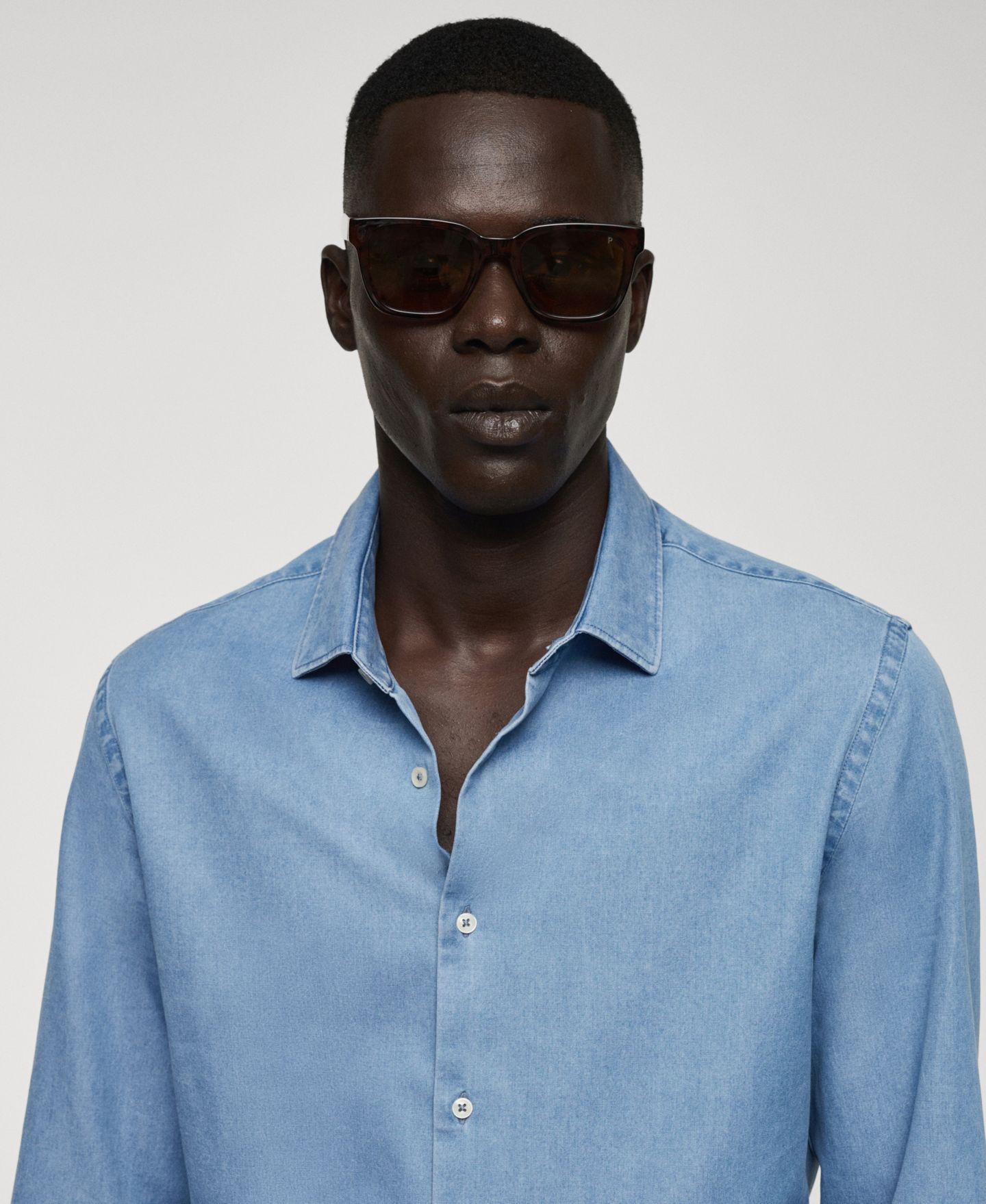 Мужская рубашка Mango Regular-Fit Cotton Chambray, цвет: Тёмный синий — фото 13