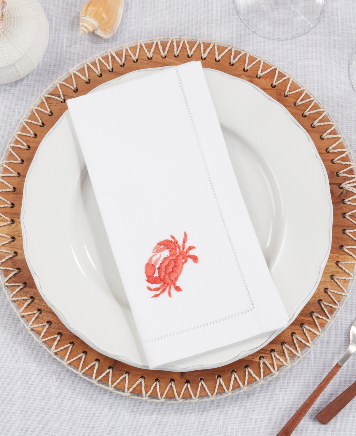 Saro Lifestyle Ocean Treasures Embroidered Crab Napkin Set Of 6, 20"x20" In White