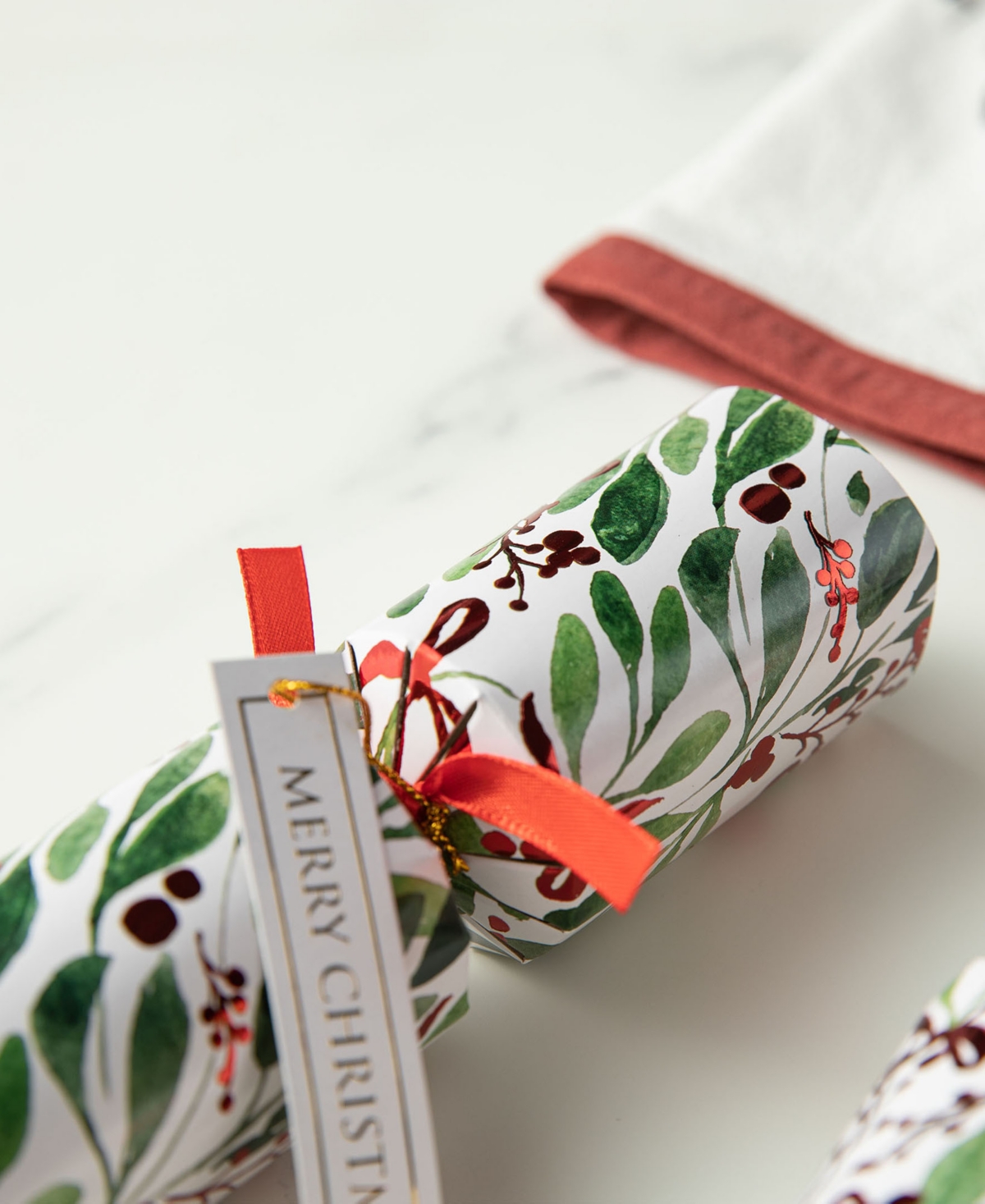 Glitzhome 8pk 1.50''d X 10.00''h Christmas Holy Leaves Party Cracker With Gift Contents In Multi