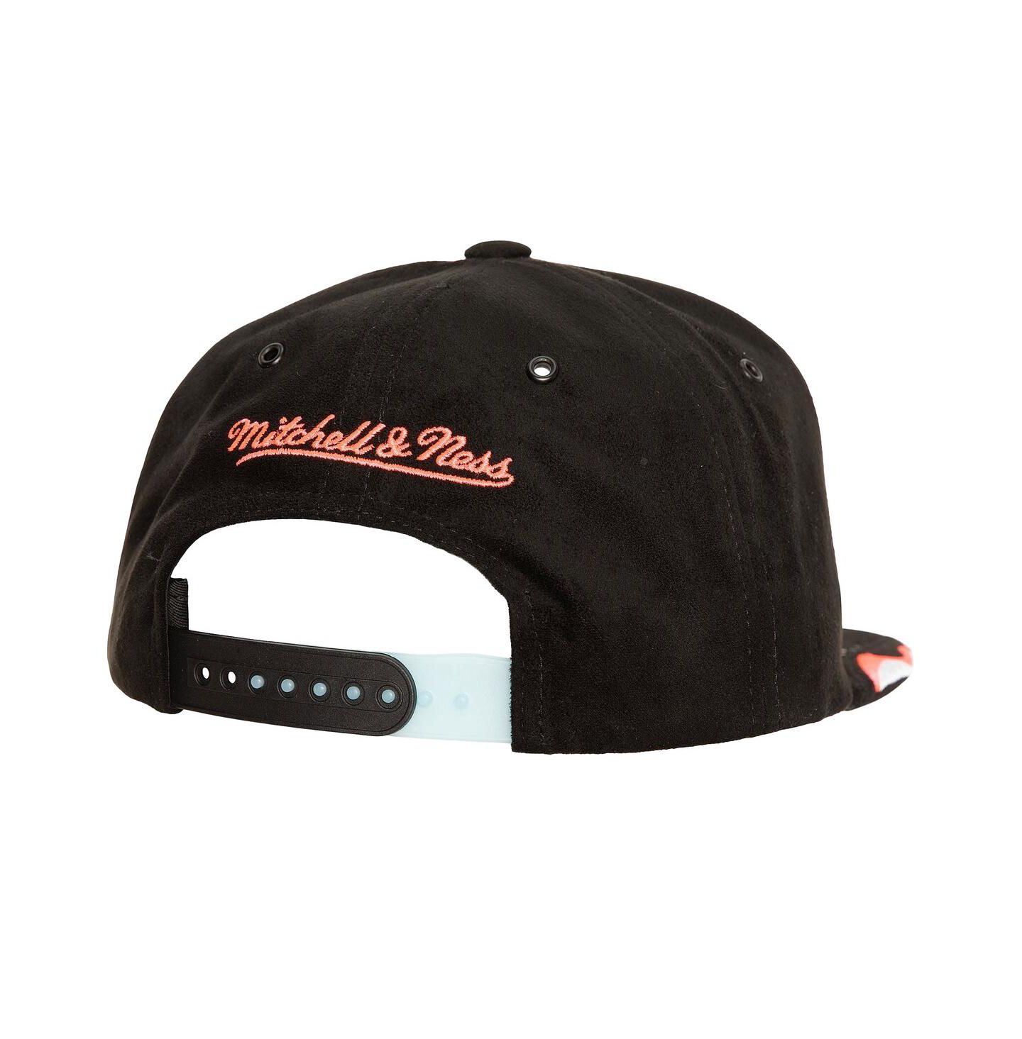 Мужская кепка Mitchell & Ness Black Chicago Bulls Day 6 Snapback Hat — фото 3