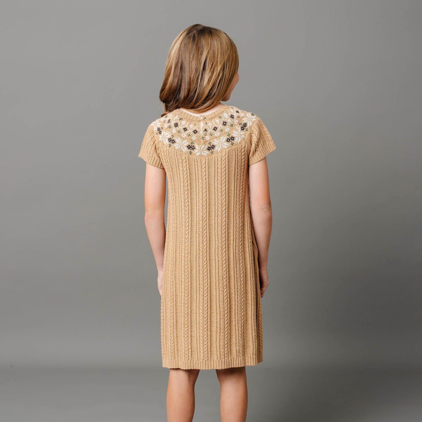 Платье Hope & Henry Short Sleeve Fair Isle Cable Sweater Dress для девочек-малышей, цвет: Слоновая кость — фото 5