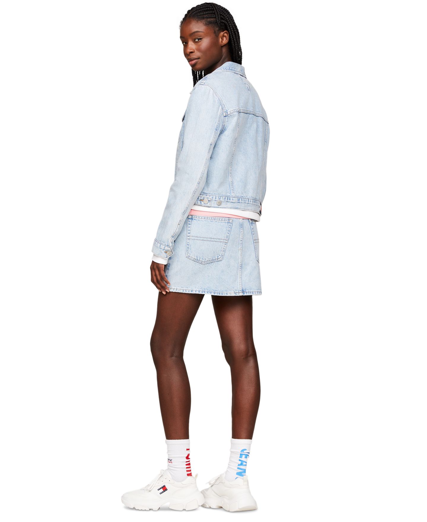 Женская куртка Tommy Jeans Izzie Slim-Fit Distressed Denim Jacket, цвет: Джинсовый светлый — фото 2